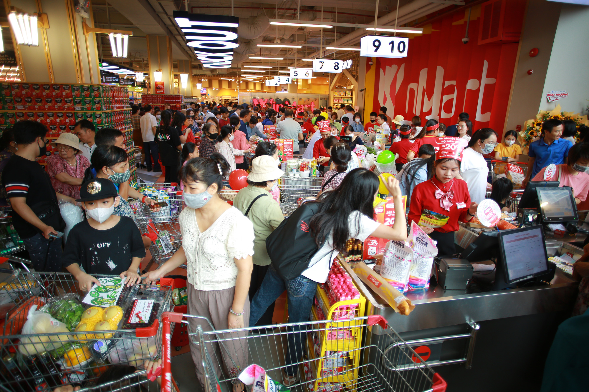 Khách hàng mua sắm nhộn nhịp dịp cuối tuần tại siêu thị WinMart.