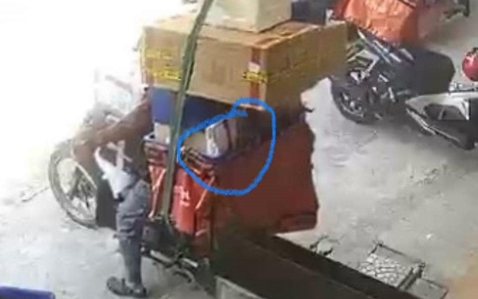 Giúp được nhau là vui rồi!- Ảnh 2. Người Đà Nẵng hợp sức tìm 30 cuốn hộ chiếu trong đêm: Sức mạnh từ lòng tốt