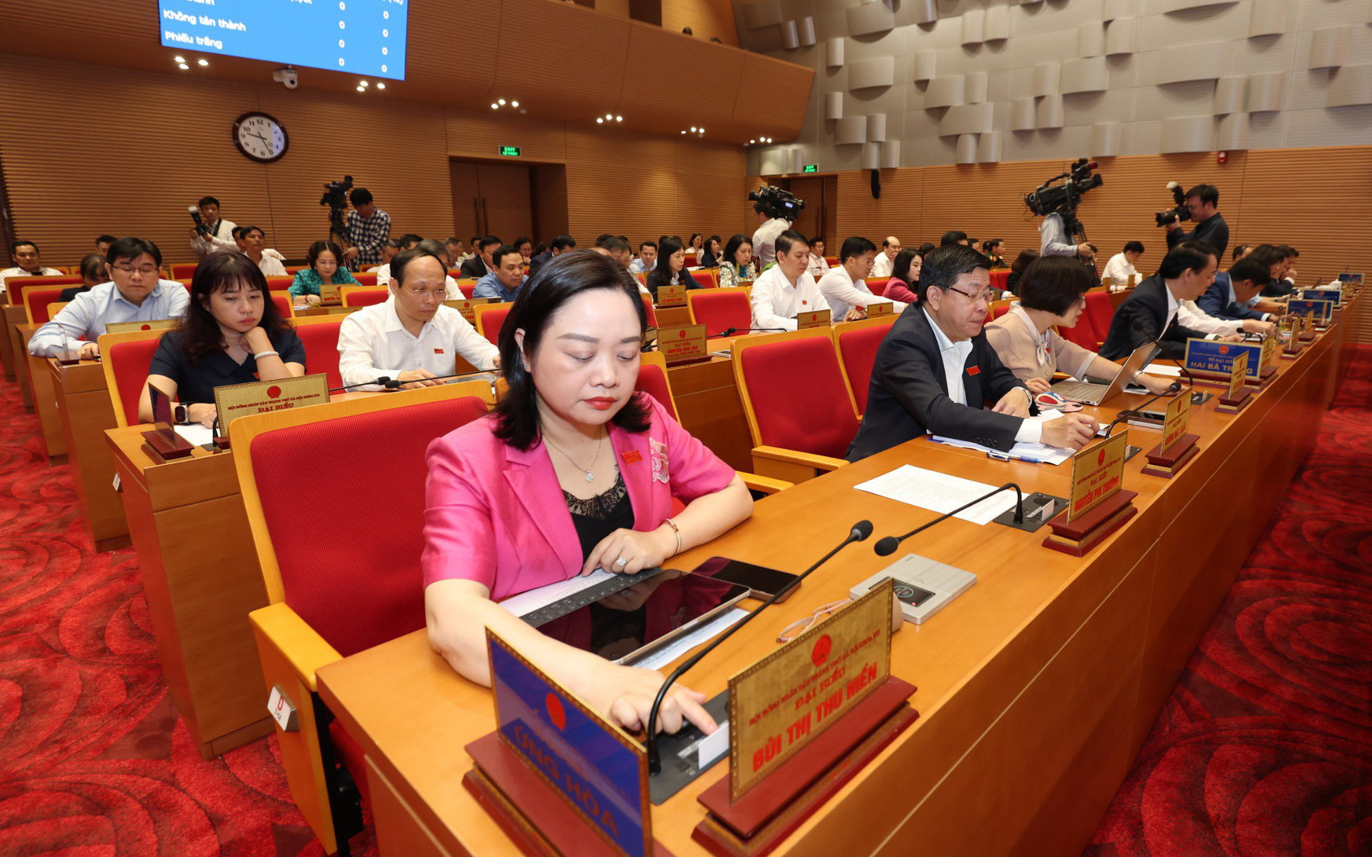 Phó thủ tướng Trần Hồng Hà: Cần tái hiện Hà Nội nghìn năm văn hiến, sông Hồng buôn bán tấp nập- Ảnh 3. Hà Nội thông qua đồ án quy hoạch thủ đô: Làm sống lại sông Tô Lịch