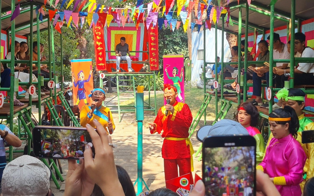 Quảng Nam thí điểm đưa bài chòi ở trường học- Ảnh 2. Người Bình Định ở TP.HCM thích thú chơi bài chòi, ăn món quê hương