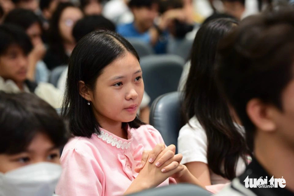 Khán giả xúc động khi nghe Ngọc Mai hát - Ảnh: DUYÊN PHAN