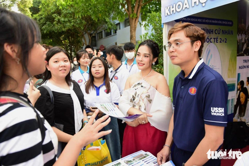 Ngọc Mai lắng nghe nguyện vọng chọn nghề của học sinh ở gian hàng tư vấn - Ảnh: DUYÊN PHAN