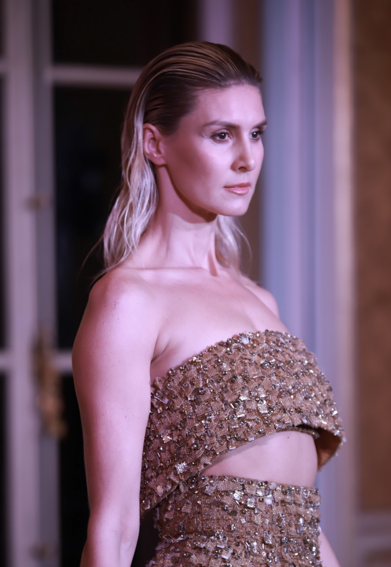 ລູກປັດໄປເຊຍກັນທີ່ຕິດຢູ່ຄືກັບໄປເຊຍກັນນ້ຳດຶງດູດຄວາມສົນໃຈ - ຮູບພາບ: ສະໜອງໃຫ້ໂດຍນັກອອກແບບ Đính kết các hạt đá pha lê như tinh thể của nước gây chú ý - Ảnh: NTK cung cấp