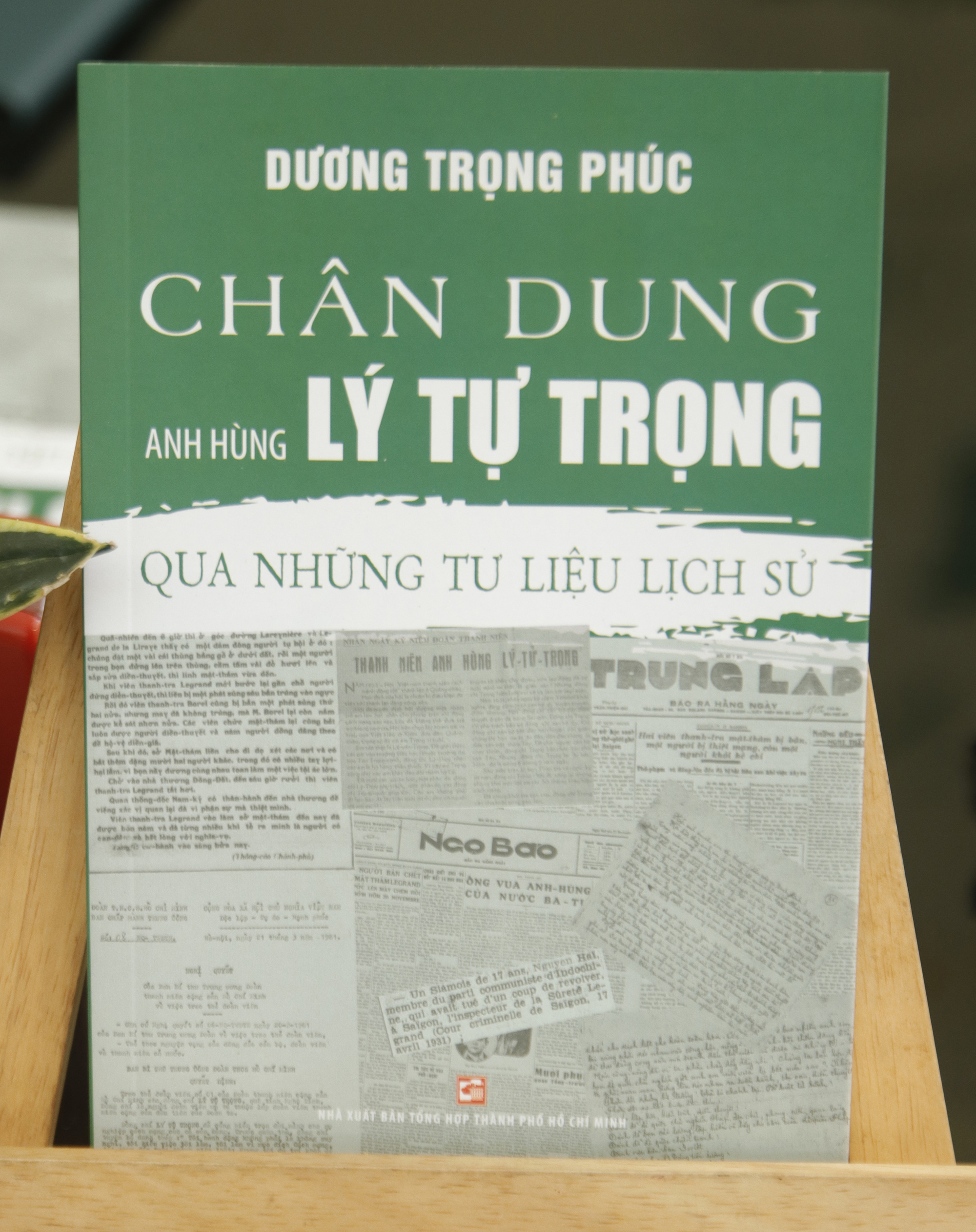 Quyển sách Chân dung anh hùng Lý Tự Trọng qua những tư liệu lịch sử do NXB Tổng Hợp ấn hành - Ảnh: HỒ LAM