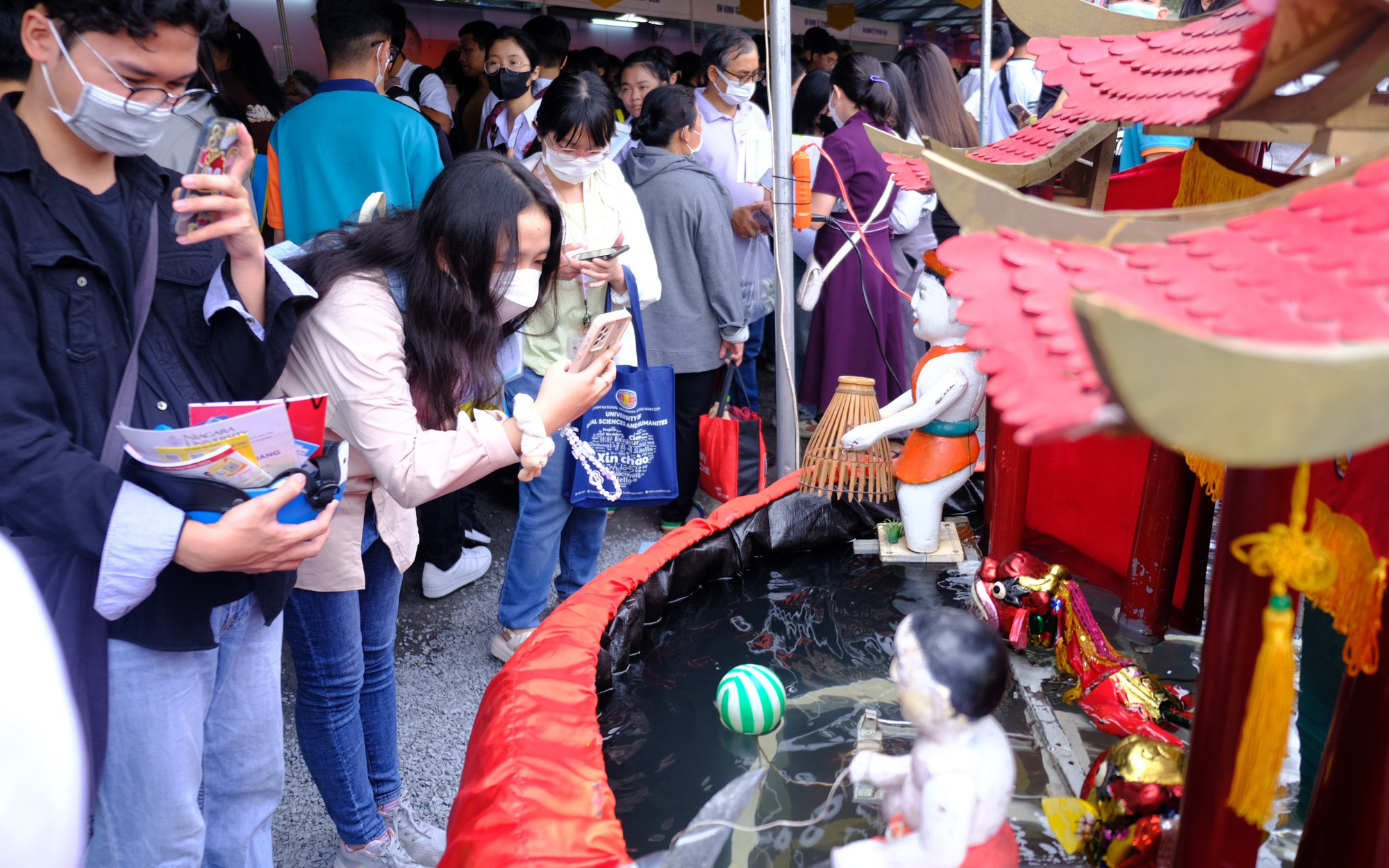 Rộn ràng chờ đón học sinh đến Ngày hội tư vấn tuyển sinh ở Cần Thơ- Ảnh 9. Học sinh thích thú xem robot, gặp thầy cô nước ngoài tại ngày hội tư vấn tuyển sinh