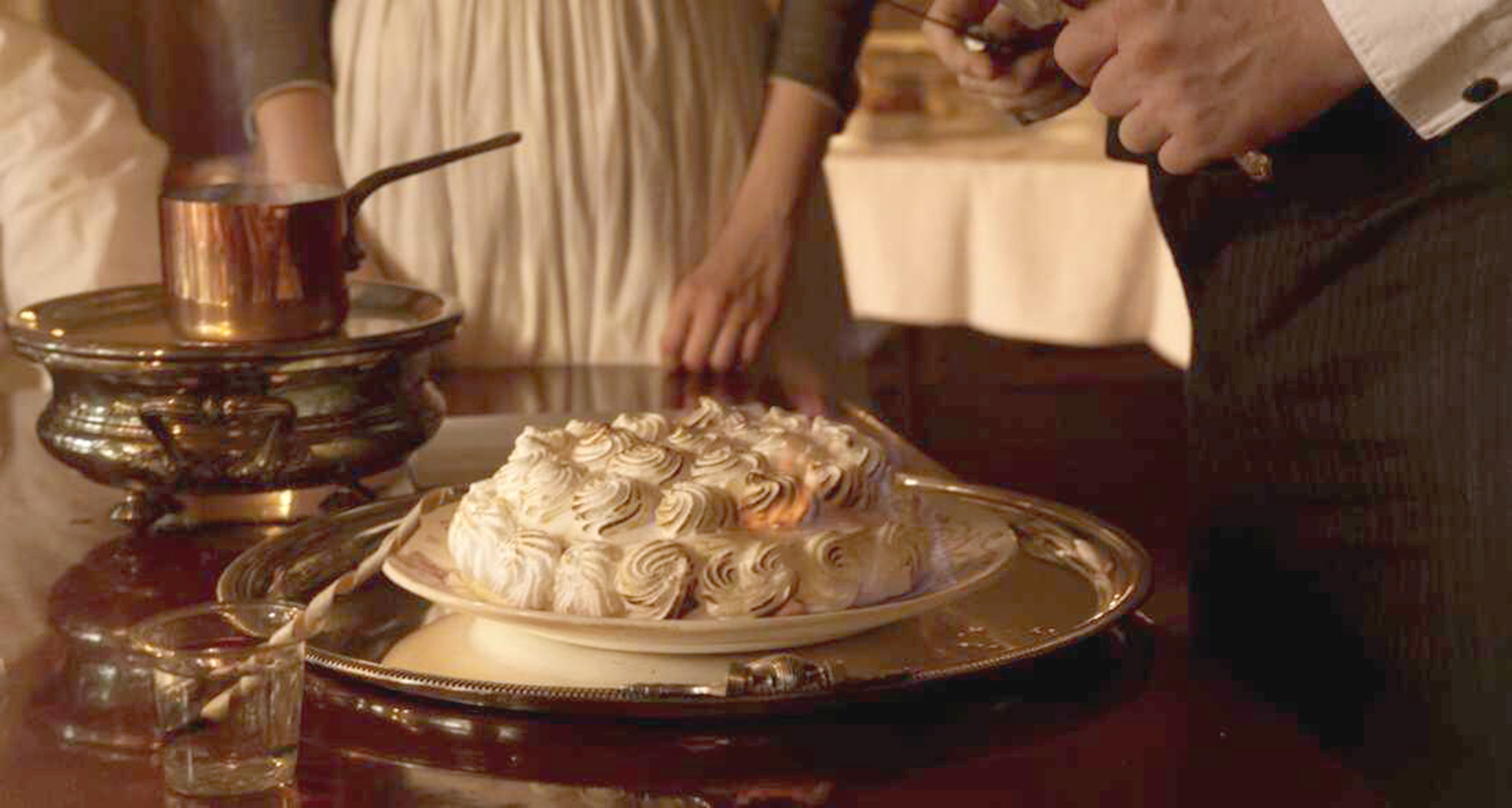 املت نروژی (یا آلاسکای پخته شده) در فیلم «طعم دنیا» - عکس: Curiosa Films Món Omelette Norvégienne (hay Baked Alaska) trong Muôn vị  nhân gian - Ảnh: Curiosa Films