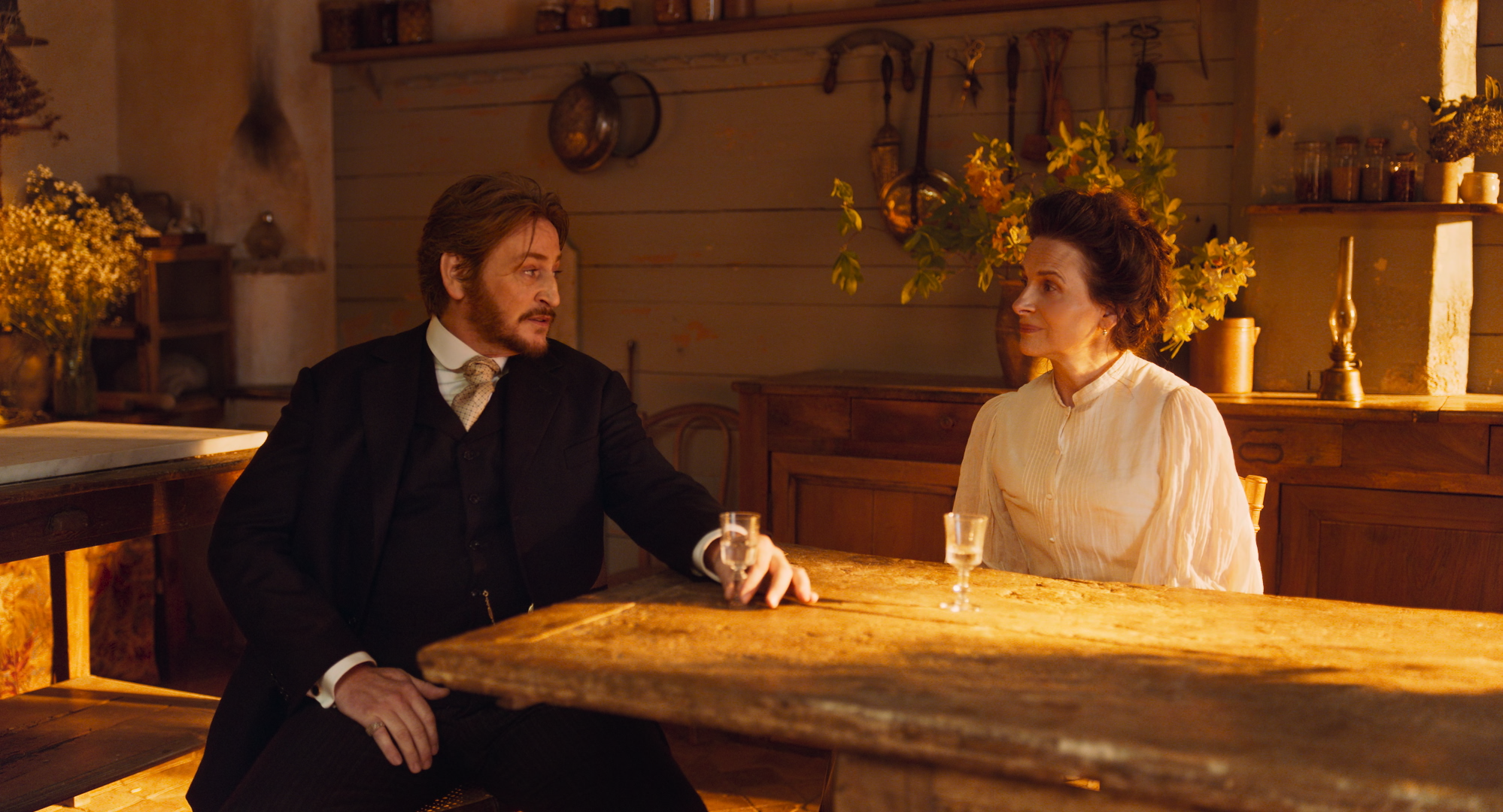 نحوه انتخاب غذاهای تران آن هونگ برای پذیرایی از مخاطبان در میون وی نهان جیان - عکس ۲. Hai diễn viên chính Juliette Binoche và Benoît Magimel phải thể hiện được họ đã cùng gắn bó trong căn bếp nhỏ 20 năm trời - Ảnh: Curiosa Films