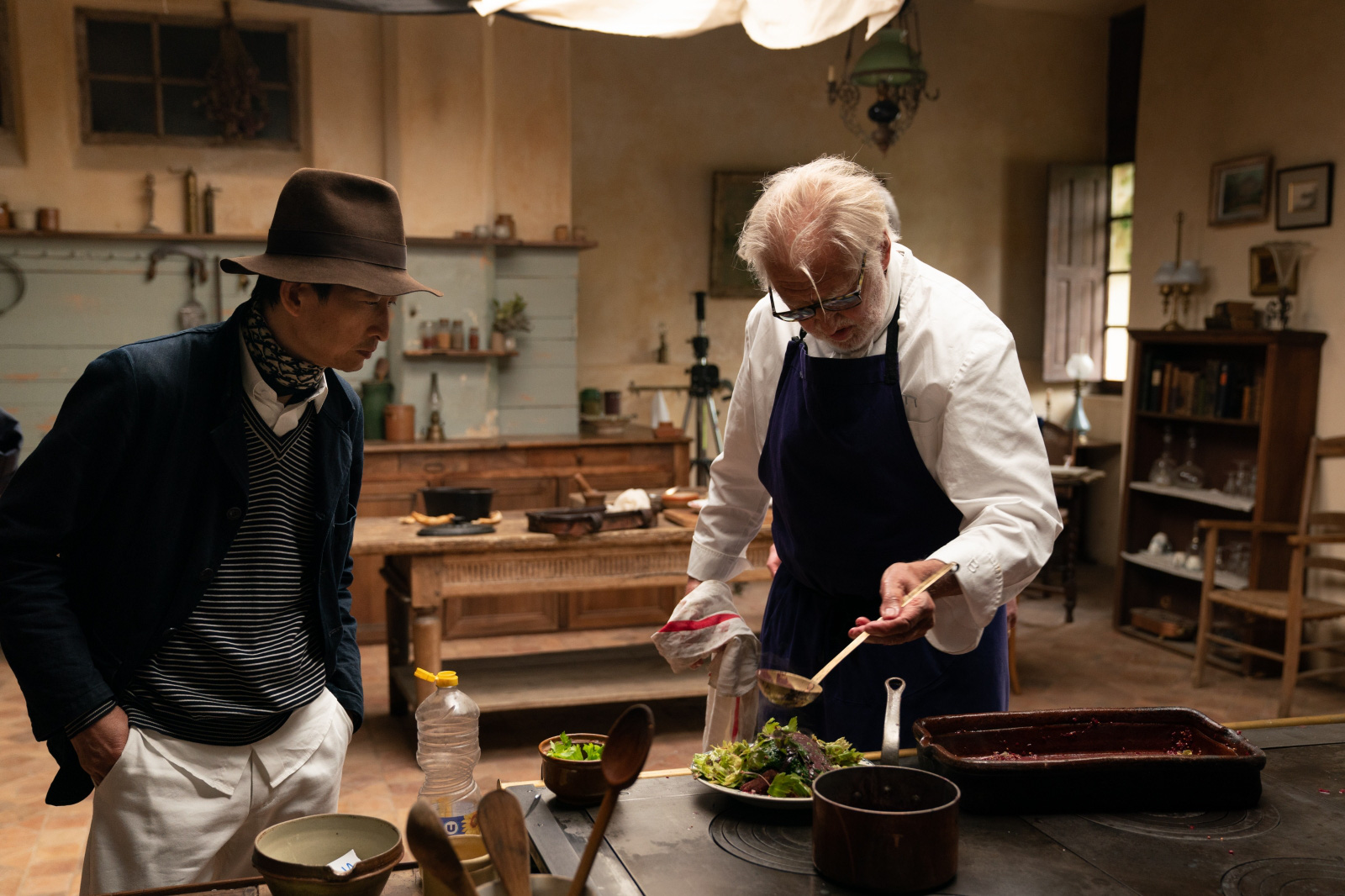 نحوه انتخاب غذاها توسط تران آن هونگ برای پذیرایی از مخاطبان در میون وی نهان جیان - عکس ۱. Trần Anh Hùng và đầu bếp Pierre Gagnaire trên phim trường - Ảnh: ĐPCC