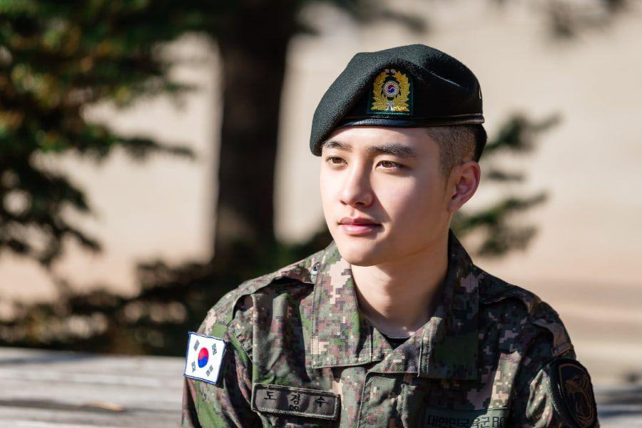 D.O. contou que trabalhou como chef enquanto servia no exército - Foto: Soompi D.O chia sẻ rằng anh đã từng làm đầu bếp khi tham gia nghĩa vụ quân sự - Ảnh: Soompi