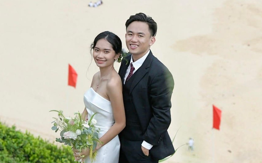 Hàng trăm học sinh thích thú đi thuyền chụp ảnh sông Sài Gòn- Ảnh 5. Chụp ảnh cưới ở lễ thượng cờ, không ngờ gây bão mạng