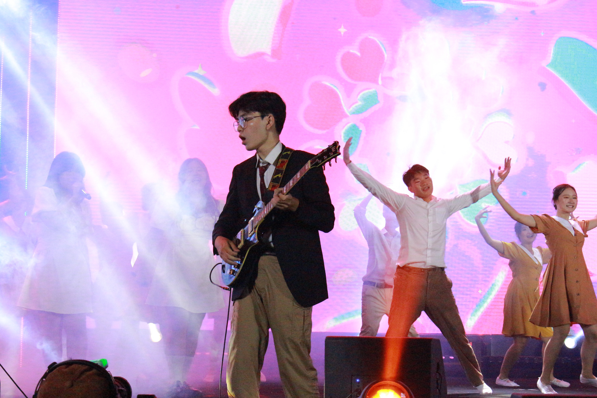 Hàng chục nghệ sĩ đổ bộ sân khấu Tuổi Hồng Minh Khai- Ảnh 4.