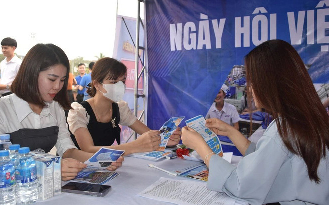 Samsung đồng hành cùng thế hệ trẻ Việt Nam 'làm chủ' một thế giới tốt đẹp hơn- Ảnh 3. Đối tác của Apple, Samsung tăng tuyển dụng, lãnh đạo tỉnh đi tìm công nhân