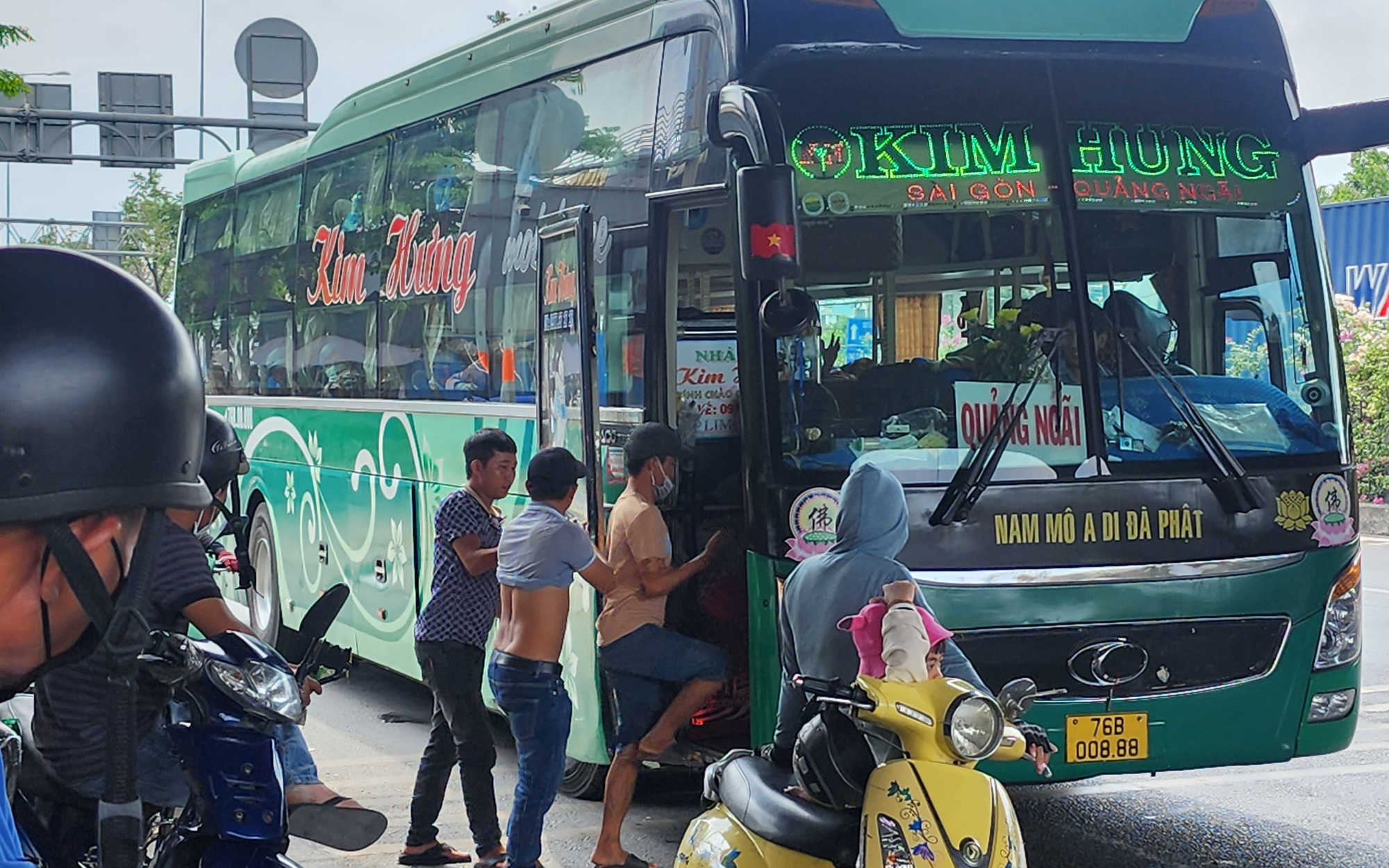 TP.HCM: "Xe dù" canh cảnh sát, đón khách chớp nhoáng nơi có biển cấm