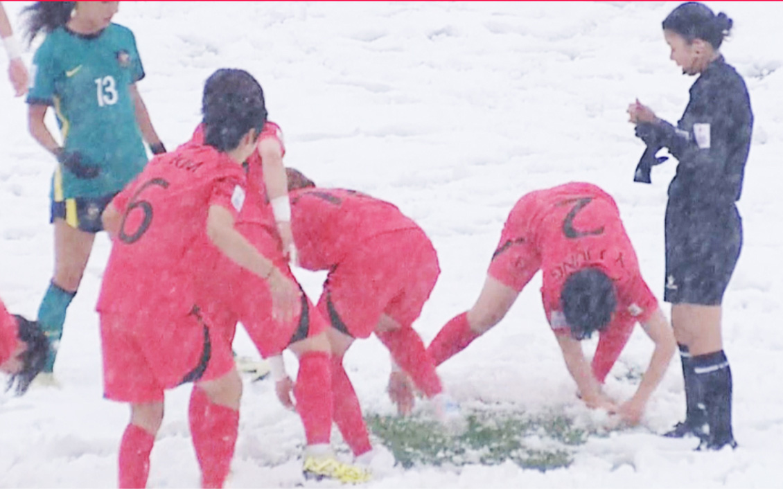 Nữ cầu thủ Hàn Quốc tự cào tuyết để đá phạt ở giải U20 châu Á