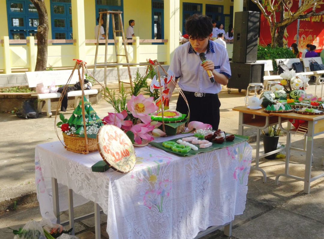 Độc đáo mâm bánh mừng 8-3 của teen THPT Quang Trung (Bình Định)- Ảnh 1.