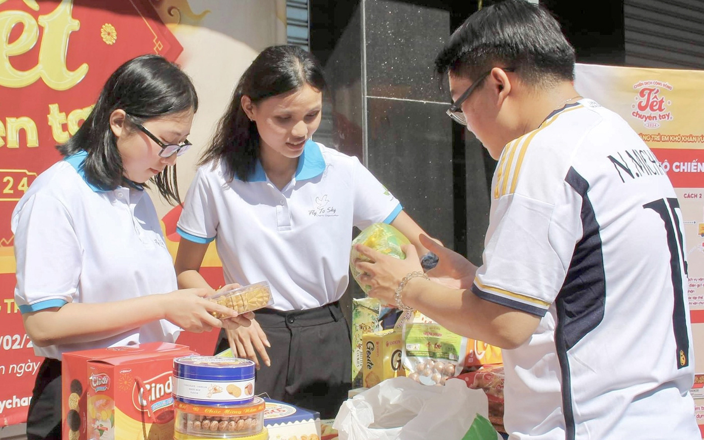 Anh tài xế ơi, lấy chai nước uống cho đỡ mệt rồi đi mần tiếp, bà Ba mời!- Ảnh 3. Thành phố dễ thương - Kỳ 4: Những gói bánh trao đi và gian hàng 0 đồng