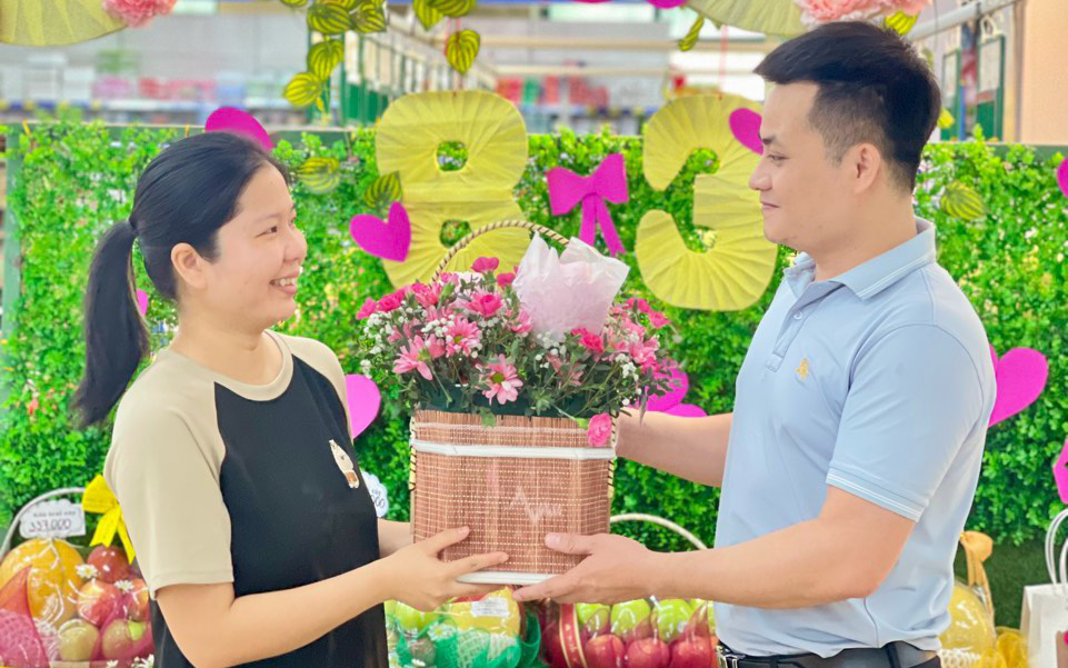 Ngàn khuyến mãi 'thơm ngát'- Ảnh 3. Siêu thị ngập tràn khuyến mãi dịp 8-3