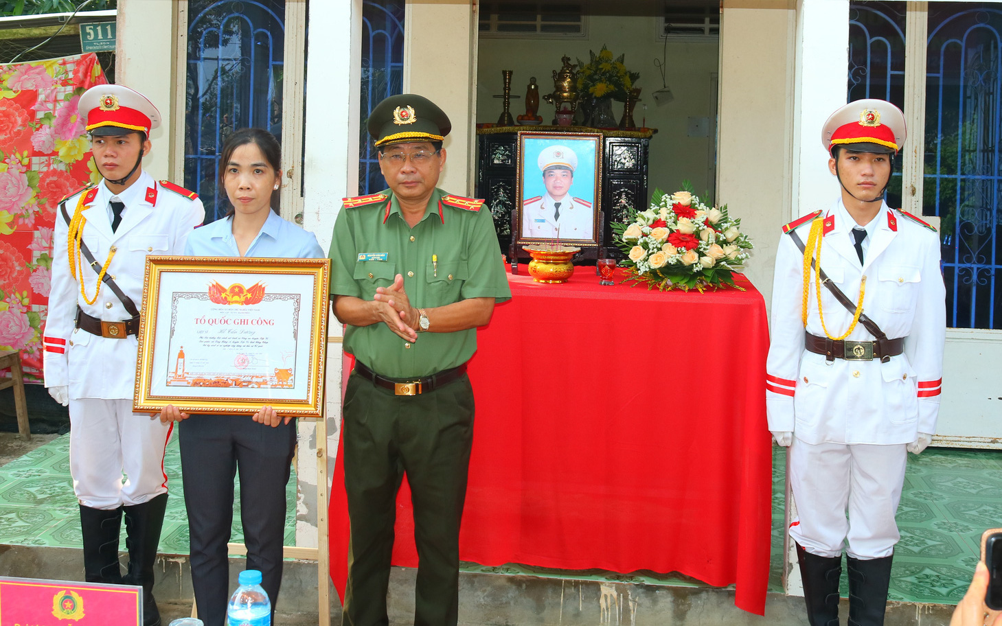 Trao bằng Tổ quốc ghi công cho 3 liệt sĩ hy sinh ở quần đảo Trường Sa- Ảnh 4. Trao bằng Tổ quốc ghi công cho liệt sĩ Hồ Tấn Dương hy sinh khi bắt trộm