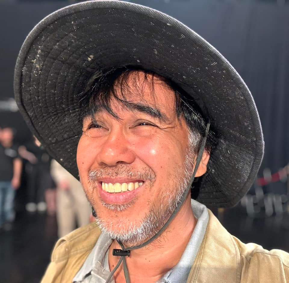 Quyen Linh ធ្វើឲ្យទស្សនិកជនភ្ញាក់ផ្អើលជាមួយនឹងរូបភាពរបស់គាត់ជាបុរសសក់ពណ៌ប្រផេះ និងឧស្សាហ៍ព្យាយាម - រូបថត៖ NVCC Quyền Linh làm khán giả... hết hồn với hình ảnh râu tóc bạc, lam lũ - Ảnh: NVCC