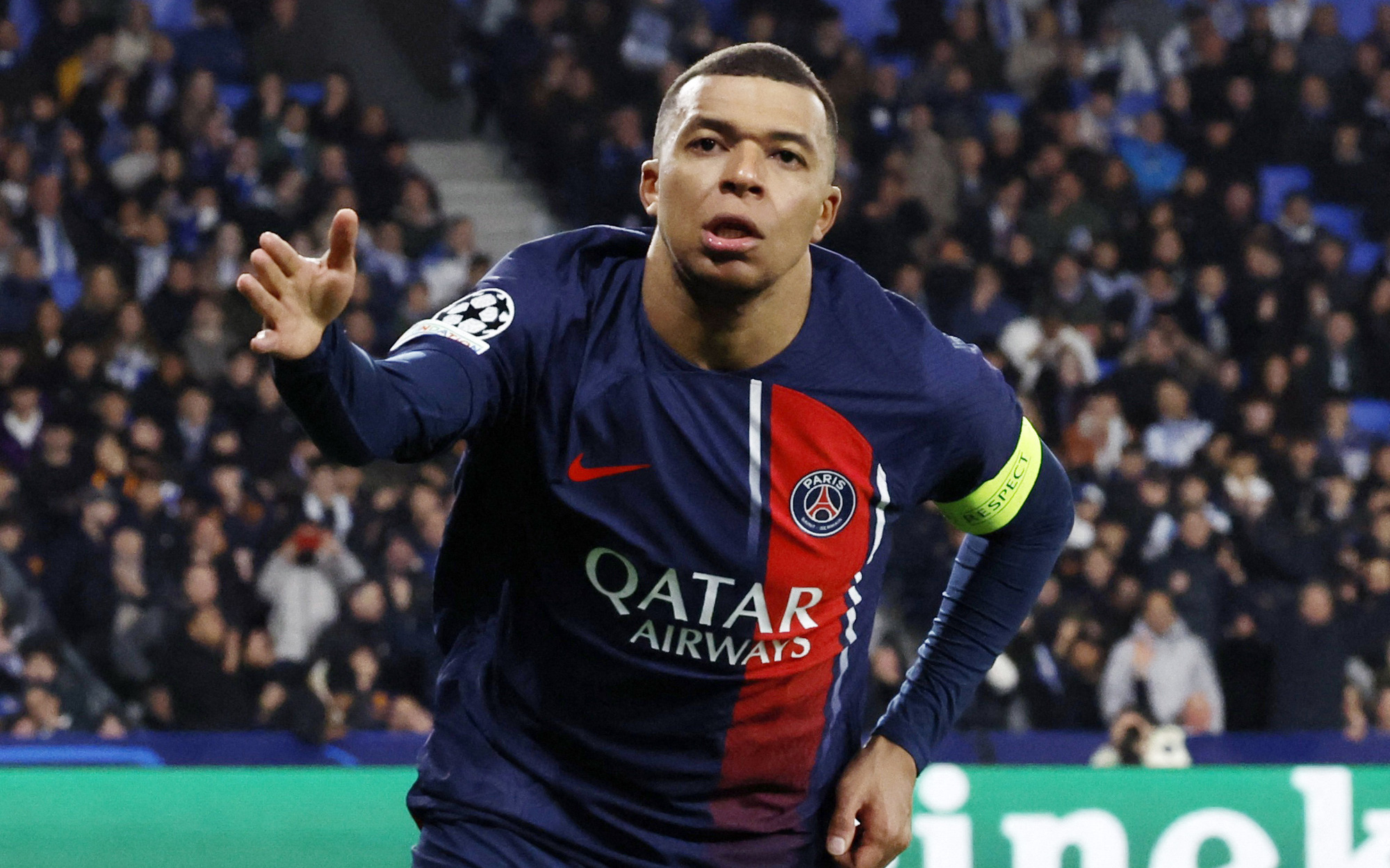 Mbappe nói về tin đồn bất hòa với HLV Enrique- Ảnh 3. Mbappe khiến cổ động viên ngỡ ngàng