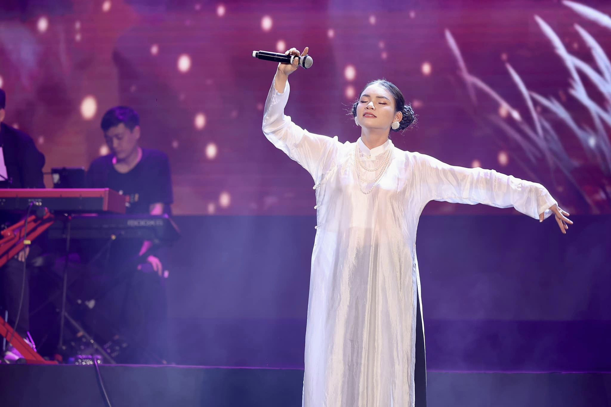 گلوکار فام فوونگ تھاو Phạm Phương Thảo được biết đến với những ca khúc trữ tình quê hương như Gần lắm Trường Sa, Ai vô xứ Nghệ, Người đi xây hồ Kẻ Gỗ, Giận mà thương, Hết giận rồi thương, Ở hai đầu nỗi nhớ…