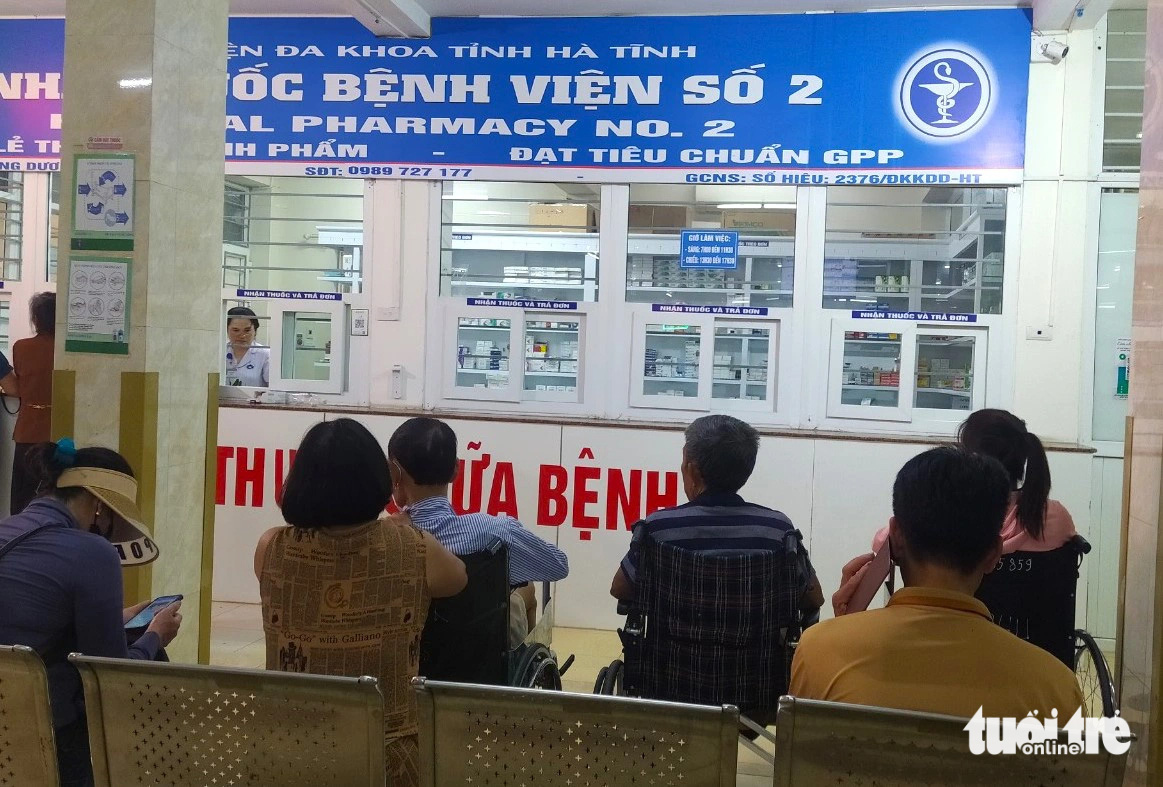 Bệnh viện ở Hà Tĩnh nói gì về dữ liệu kiểm tra chi phí khám bệnh bảo hiểm y tế?- Ảnh 1. Người dân đến khám chữa bệnh tại Bệnh viện Đa khoa tỉnh Hà Tĩnh - Ảnh: LÊ MINH