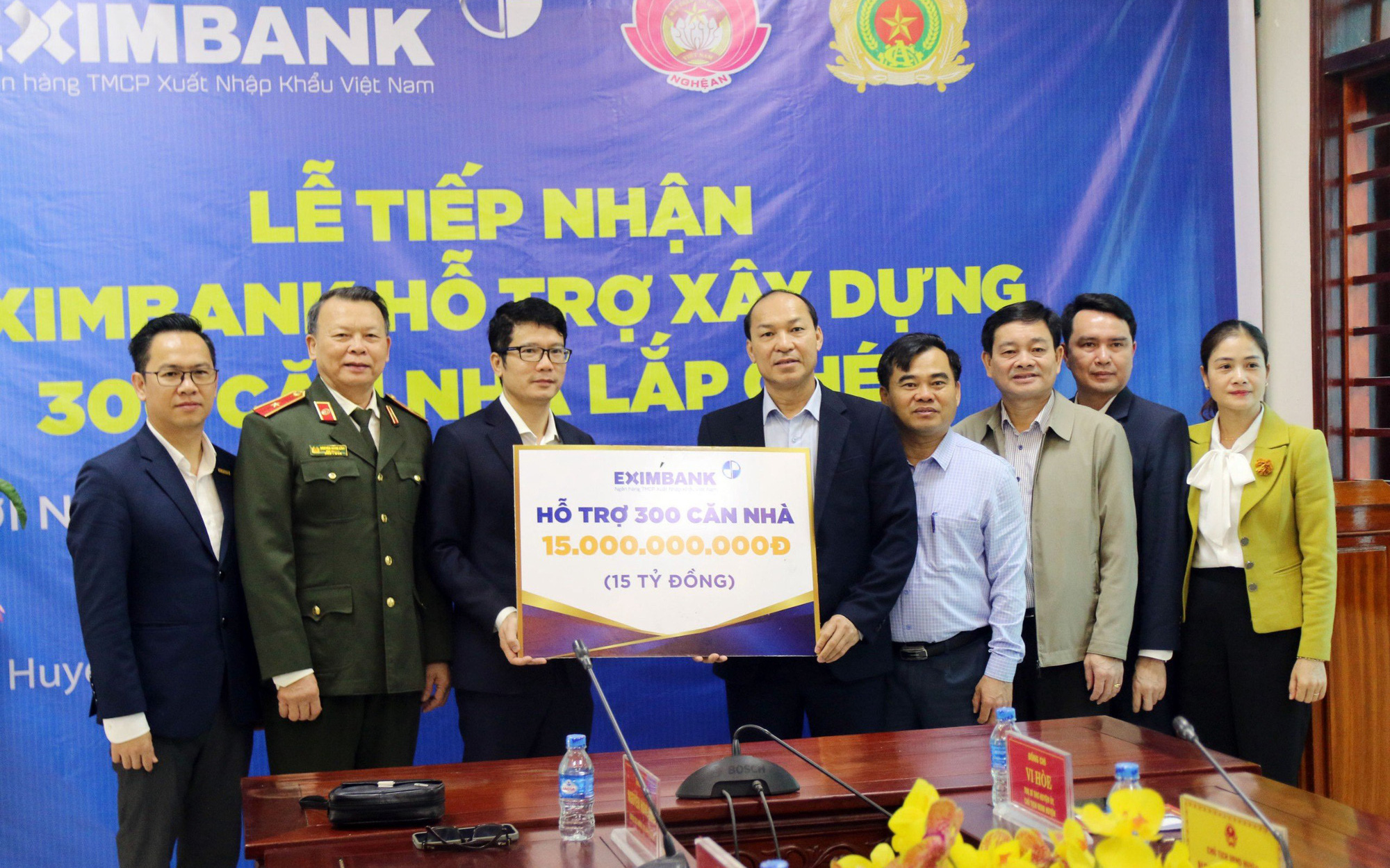 Eximbank mạnh mẽ chuyển đổi số tạo tiền đề cho hành trình phát triển mới- Ảnh 3. Eximbank tặng 300 nhà lắp ghép cho hộ nghèo tại huyện biên giới Kỳ Sơn