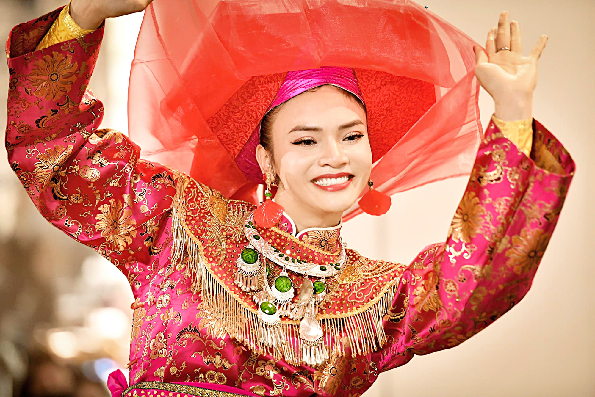 1982 میں پیدا ہونے والے گلوکار فام فونگ تھاو ایوارڈز کے اس دور میں سب سے کم عمر پیپلز آرٹسٹ ہیں - تصویر: NVCC Ca sĩ Phạm Phương Thảo, sinh năm 1982, là một trong số các NSND trẻ tuổi nhất của đợt phong tặng 2024 này - Ảnh: NVCC