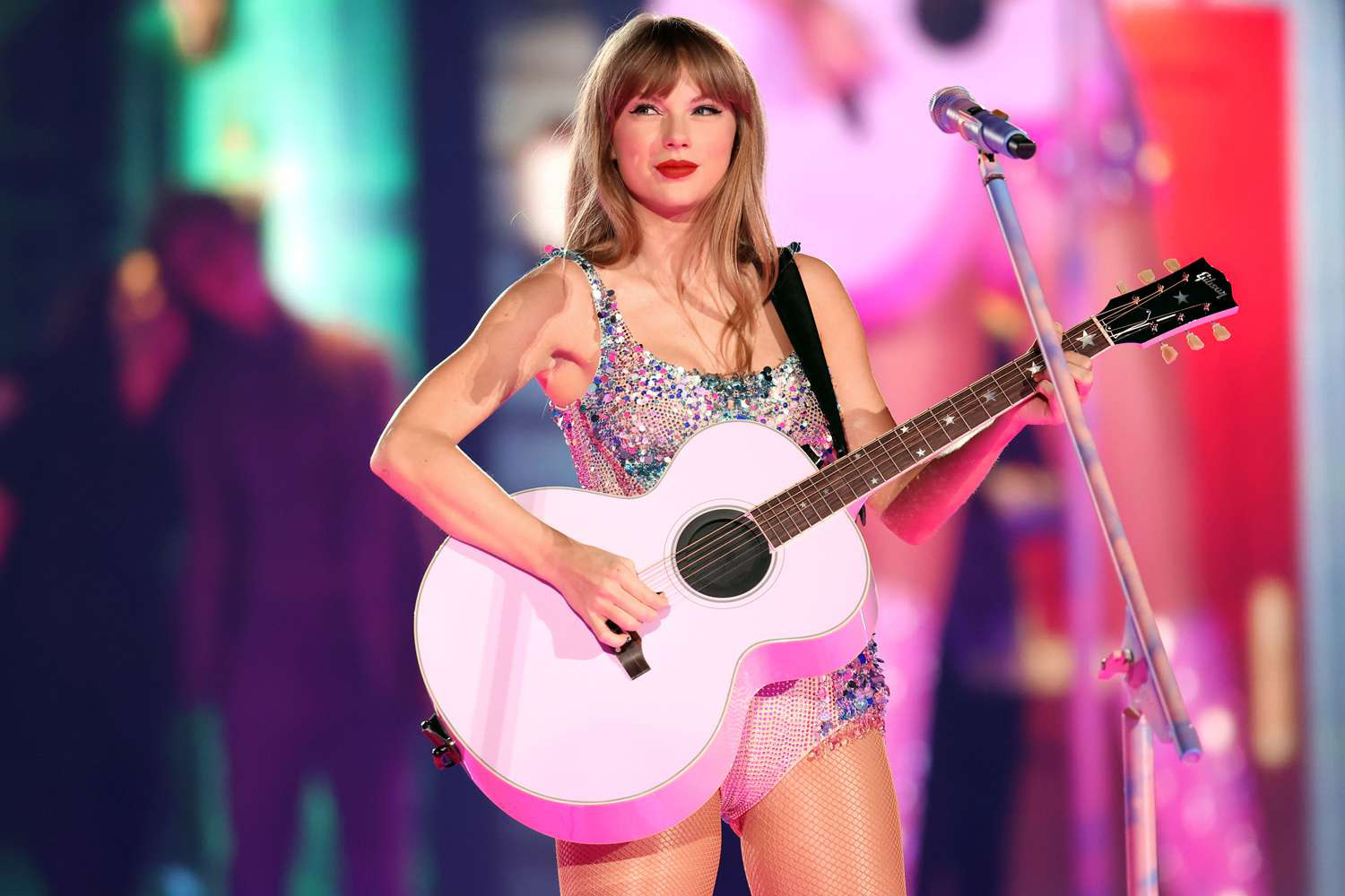 How does Singapore tourism benefit from the exclusive agreement with Taylor Swift? - Photo 2. Sức hút của Taylor Swift nói riêng và The Eras Tour nói chung khiến số lượng tiêu thụ cũng như giá của nhiều mặt hàng và dịch vụ tăng cao - Ảnh: PEOPLE