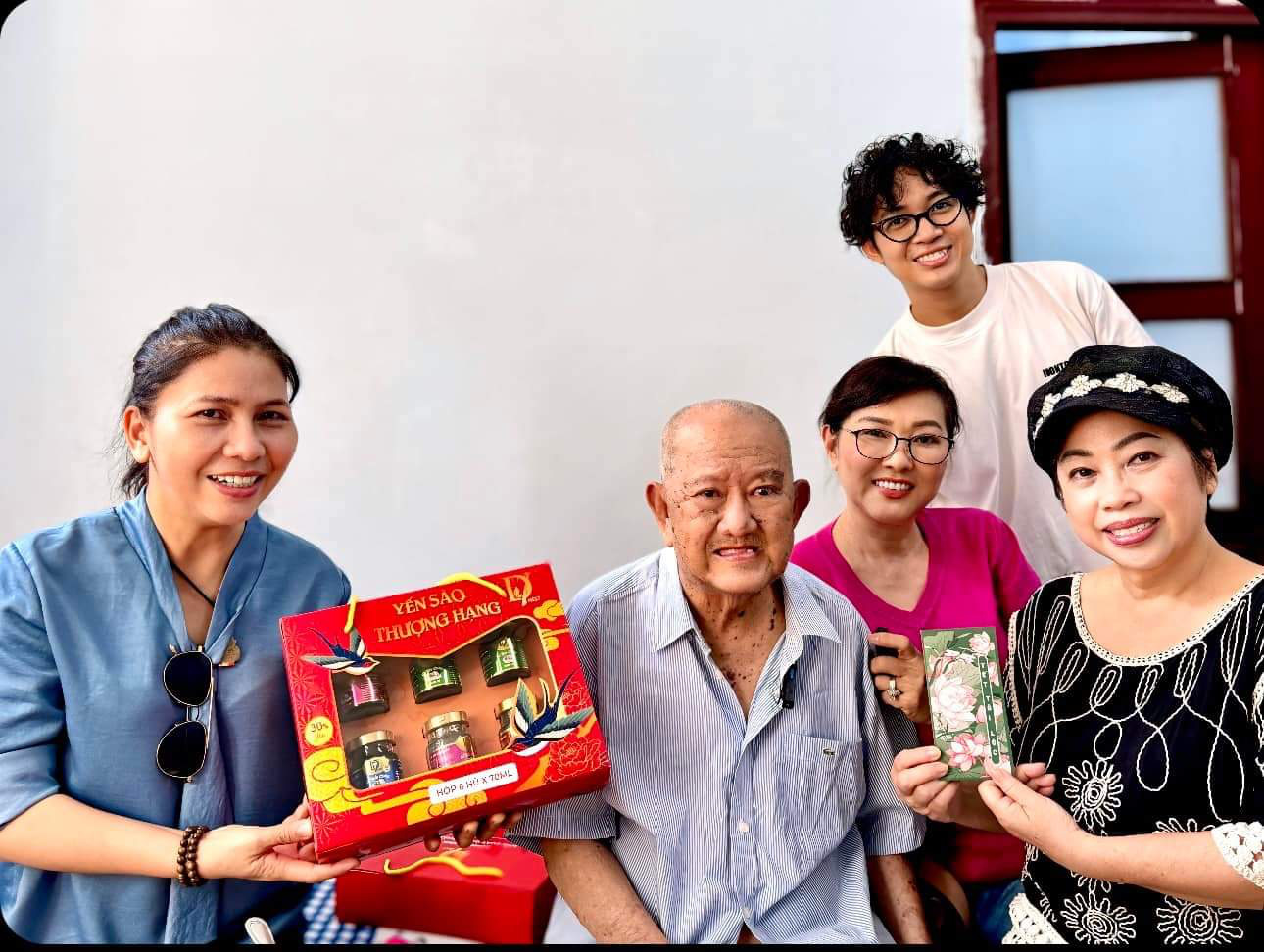 Les artistes Thuy Muoi, Phuong Dung et Phi Phung ont rendu visite à l'artiste Mac Can au centre de soins infirmiers Thi Nghe et lui ont offert de l'argent et des cadeaux porte-bonheur. - Photo : NVCC Nghệ sĩ Thụy Mười, Phương Dung, Phi Phụng đến thăm hỏi, lì xì và tặng quà nghệ sĩ Mạc Can tại Trung tâm dưỡng lão Thị Nghè - Ảnh: NVCC