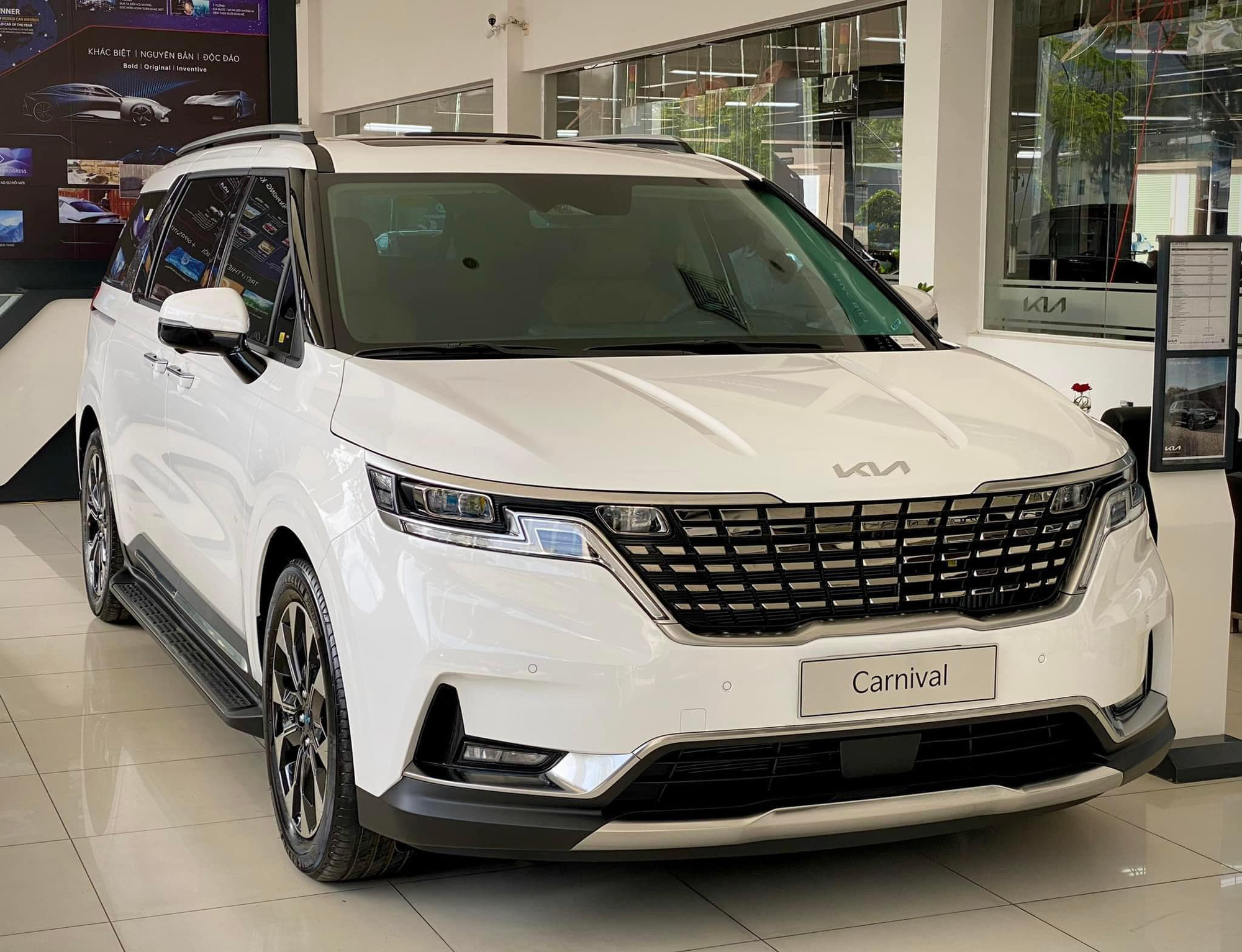 Đại lý nhận cọc 2 phiên bản mới của Kia Carnival, giá khởi điểm sẽ xuống 1,169 tỉ đồng?- Ảnh 2.