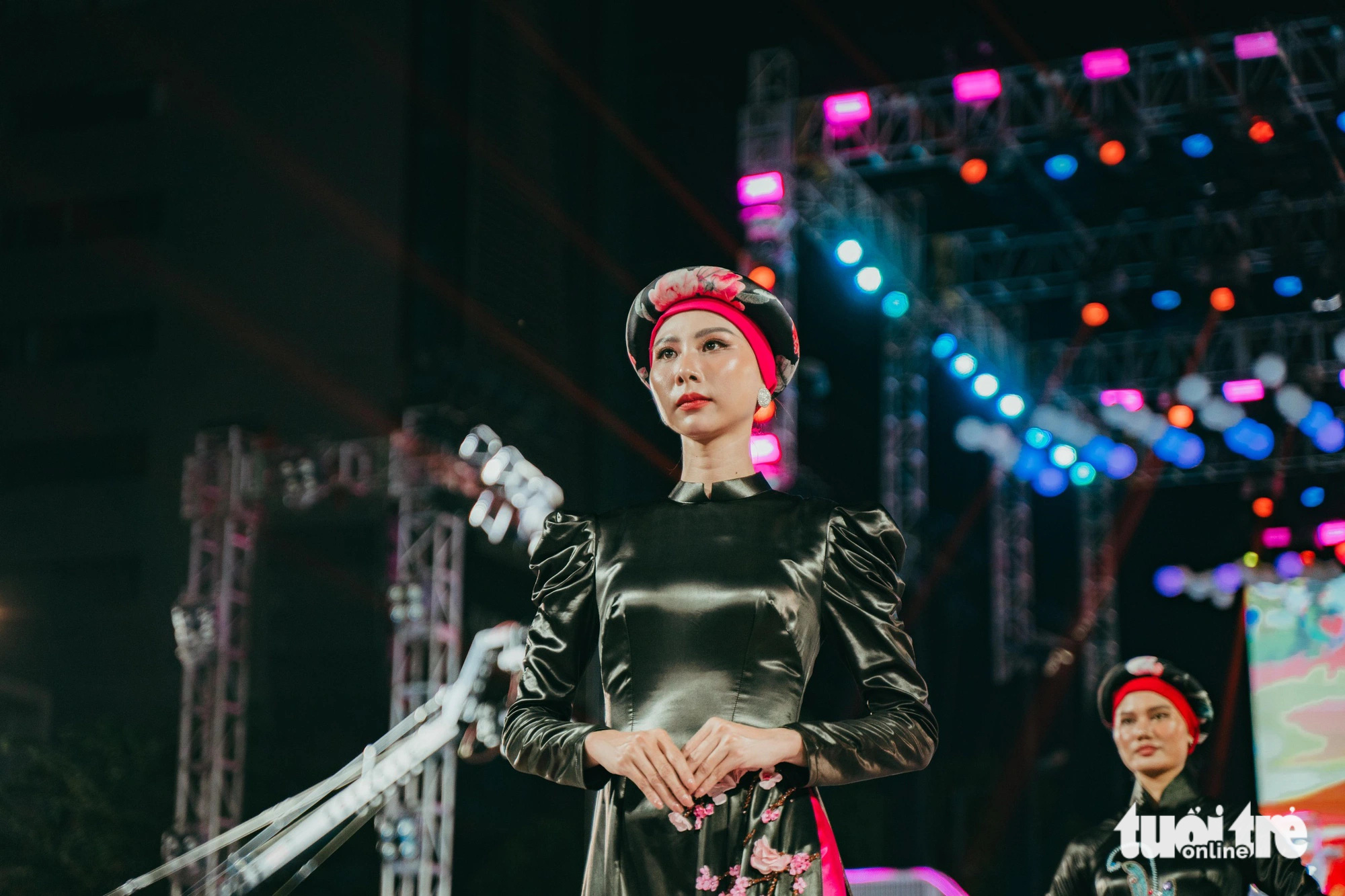 Vo Viet Chung tervező Asian Beauty kollekciójának dizájnja - Fotó: THANH HIEP Thiết kế trong bộ sưu tập Nét đẹp Á Đông của nhà thiết kế Võ Việt Chung - Ảnh: THANH HIỆP