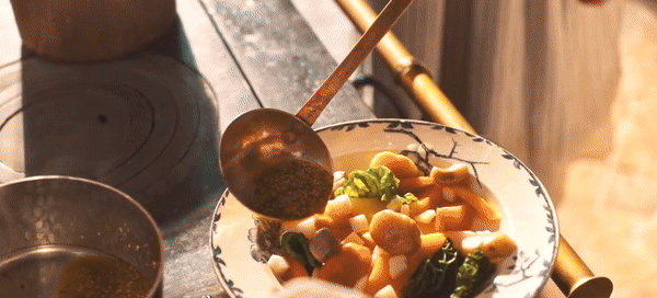 Sutradara Tran Anh Hung dengan cerdik menggunakan cerita kuliner untuk menceritakan kisah cinta - Foto: DPCC Đạo diễn Trần Anh Hùng khéo léo mượn chuyện ẩm thực để kể chuyện tình yêu - Ảnh: ĐPCC