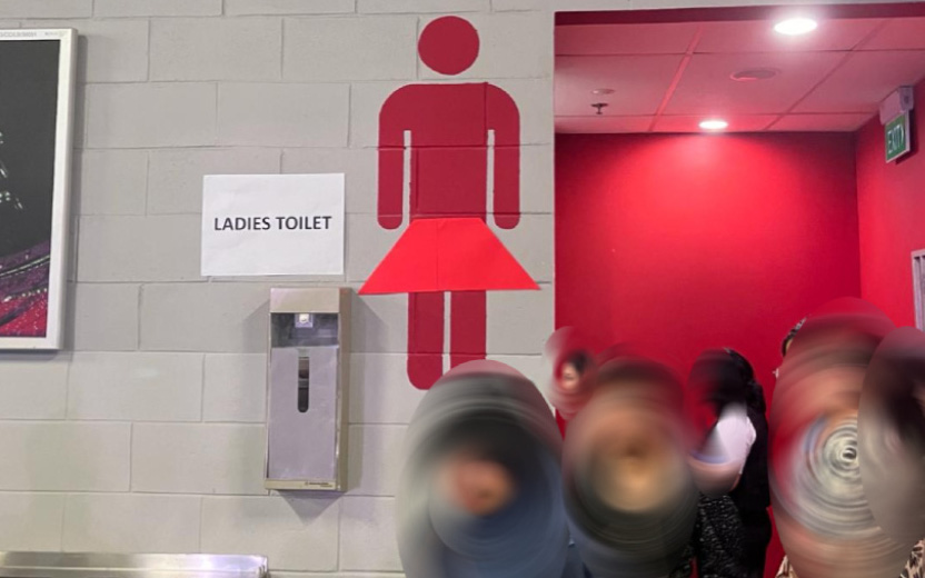 Toilet nam ở show Taylor Swift được "mặc váy"