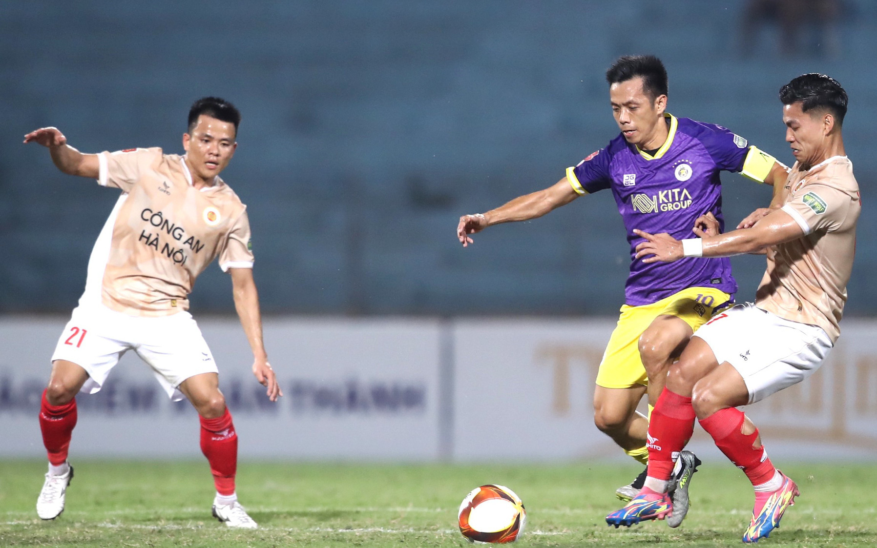Lịch trực tiếp vòng 13 V-League: Nam Định đấu Thanh Hóa, Công An Hà Nội gặp Thể Công - Viettel- Ảnh 2. Sân xấu vẫn là vấn đề của V-League