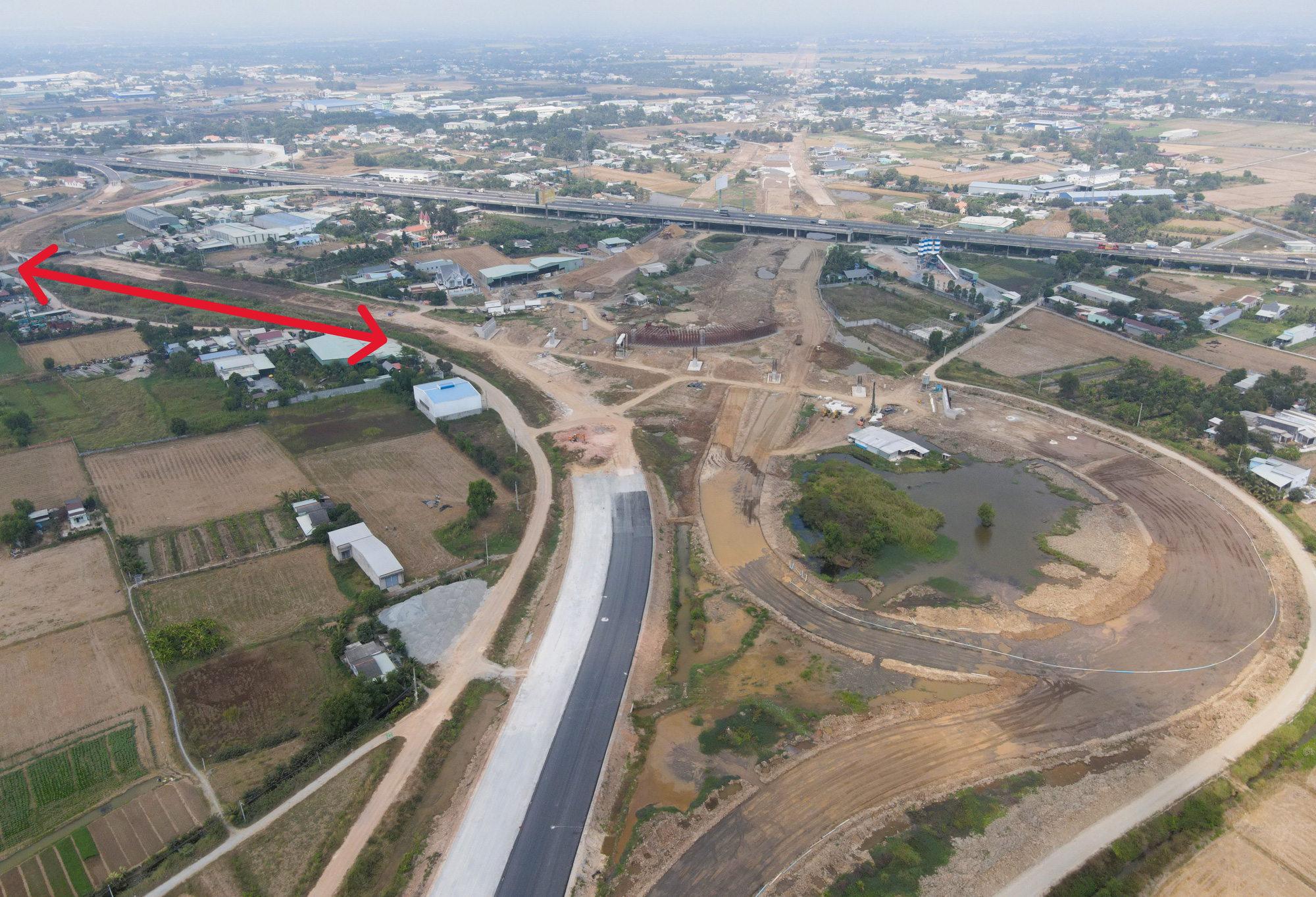 Vụ đòi đào cát trên 700m cao tốc Bến Lức - Long Thành mang về: Chủ đầu tư kiến nghị huyện- Ảnh 2. Một doanh nghiệp đòi đào cát ở 700m cao tốc Bến Lức - Long Thành mang về