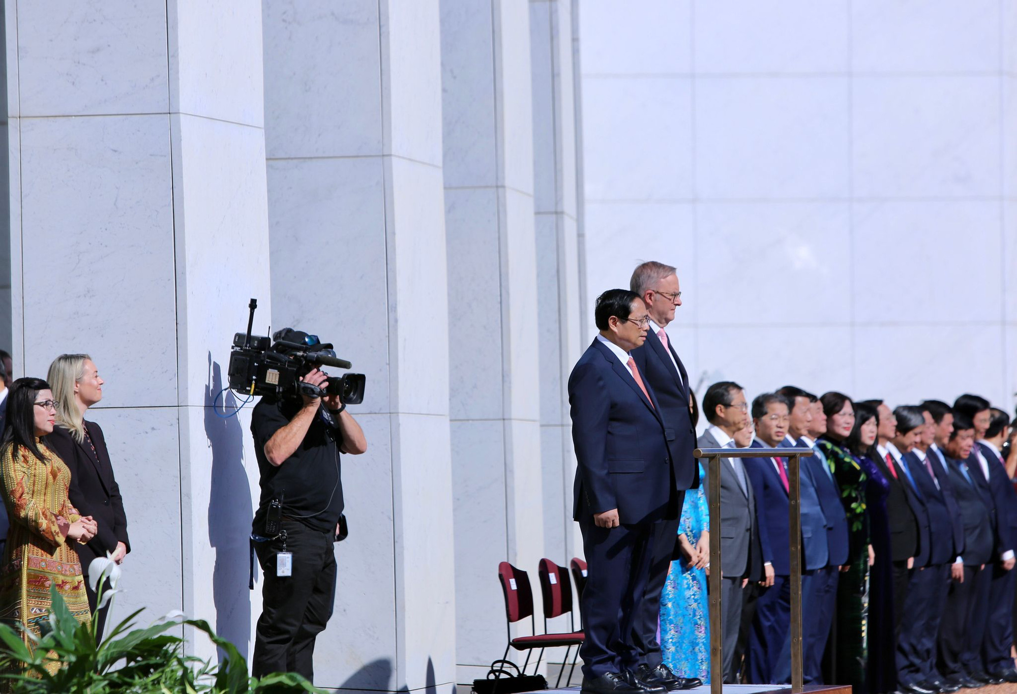Thủ tướng Phạm Minh Chính và Thủ tướng Úc Anthony Albanese tại lễ đón chính thức - Ảnh: DUY LINH