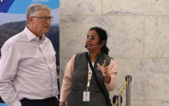 Câu hỏi 'nhức nhối': Làm sao để trở thành tỉ phú?- Ảnh 2. Tỉ phú Bill Gates thăm đỉnh Bàn Cờ, ngắm cảnh Đà Nẵng