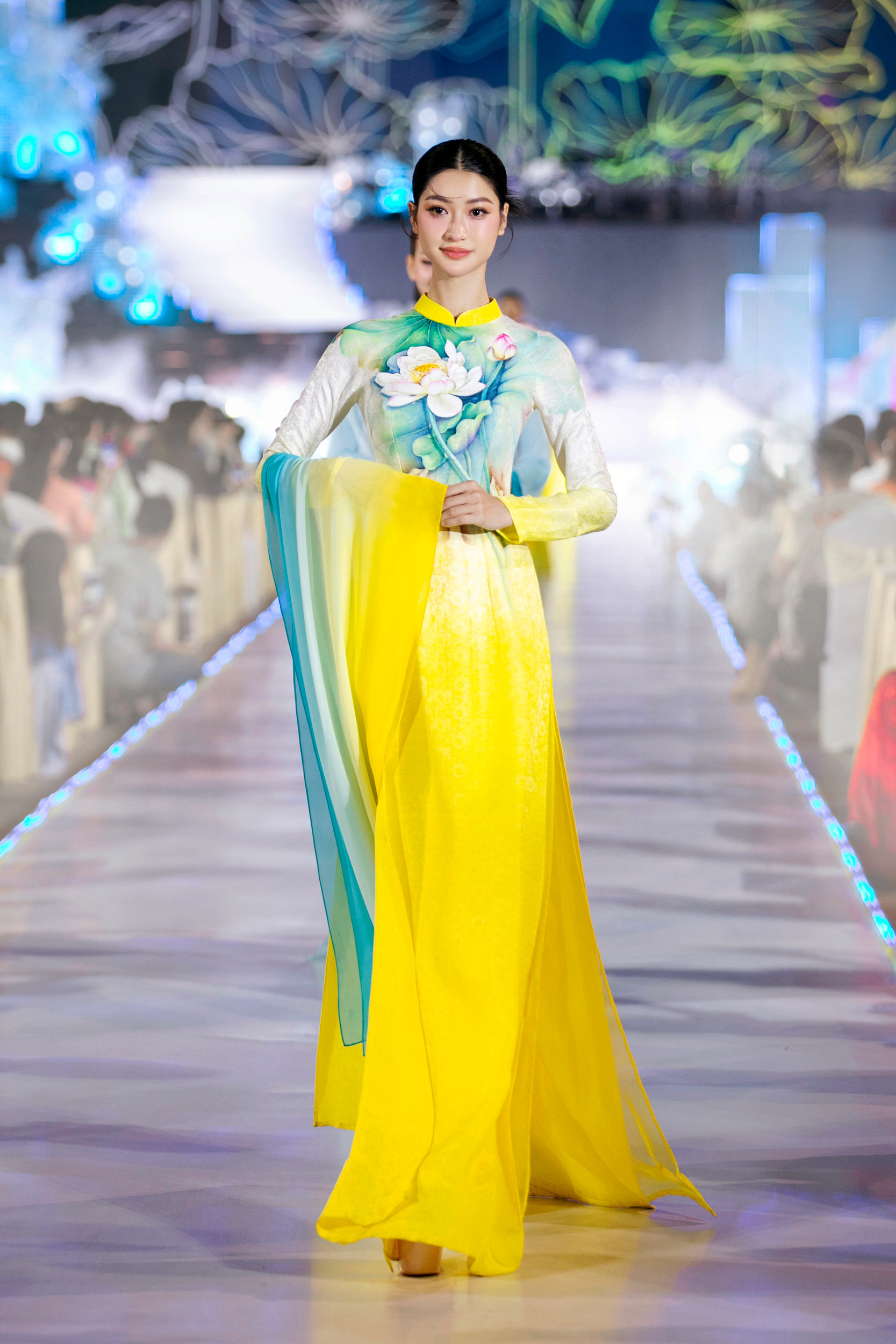 Design aplicando técnica de tingimento ombré e desenho ao dai típico do designer Trung Dinh - Foto: KIẾNG CAN TEAM Thiết kế ứng dụng kỹ thuật nhuộm ombre và vẽ áo dài đặc trưng của nhà thiết kế Trung Đinh - Ảnh: KIẾNG CẬN TEAM