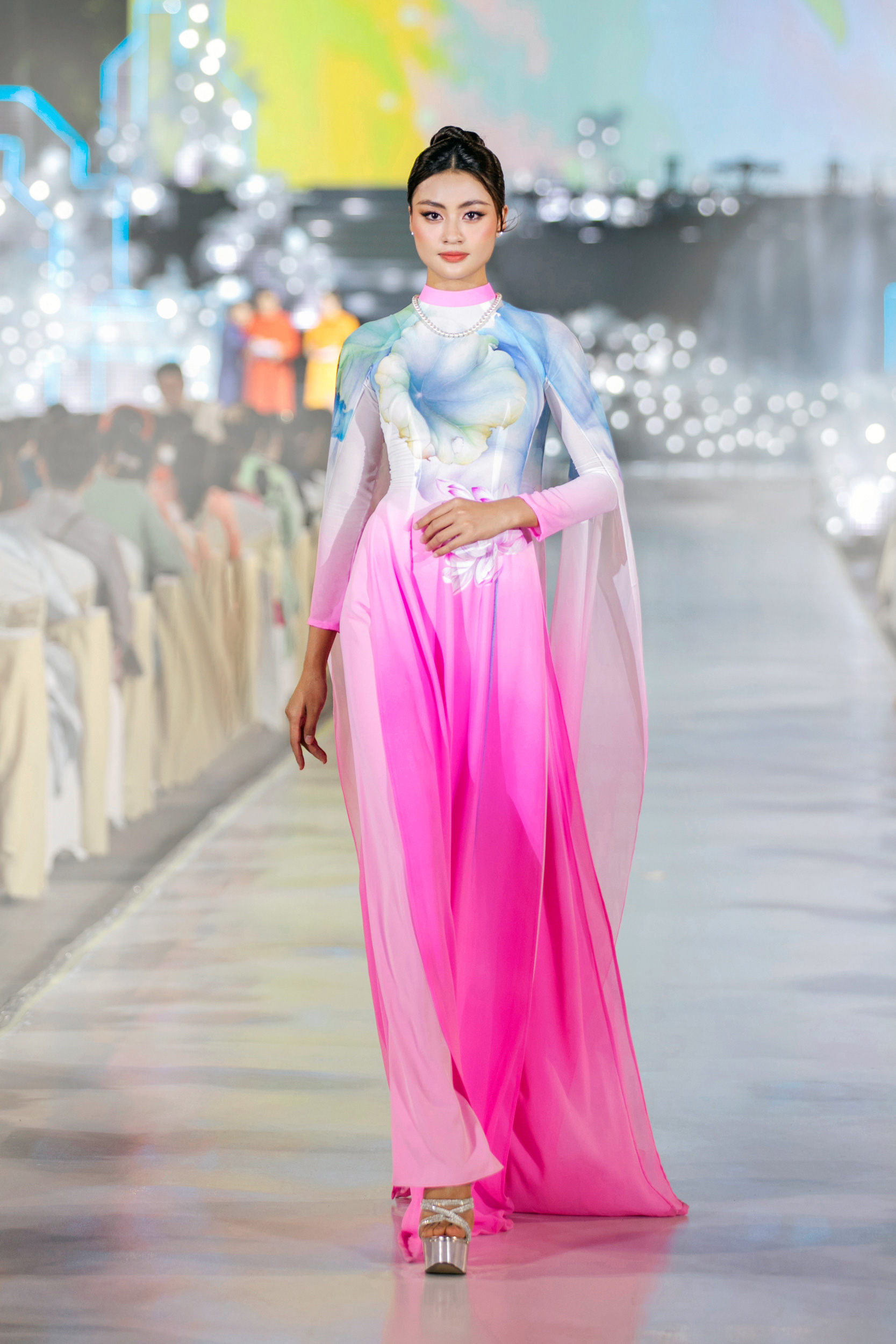 Miss Cosmo Vietnã 2023 Xuan Hanh - Foto: GLASSES TEAM Miss Cosmo Việt Nam 2023 Xuân Hạnh - Ảnh: KIẾNG CẬN TEAM