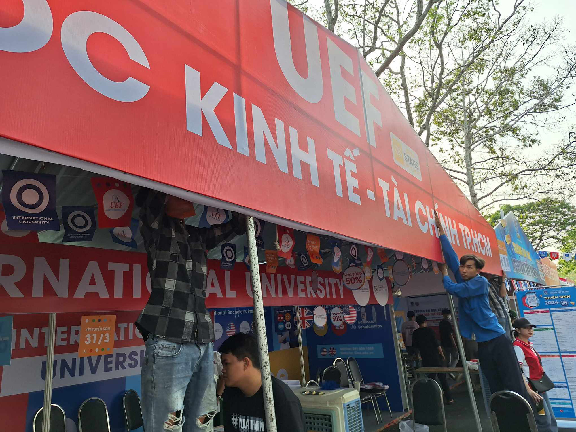Tất bật chuẩn bị gian tư vấn cho ngày hội Rộn ràng chờ đón học sinh đến Ngày hội tư vấn tuyển sinh ở Cần Thơ- Ảnh 2.