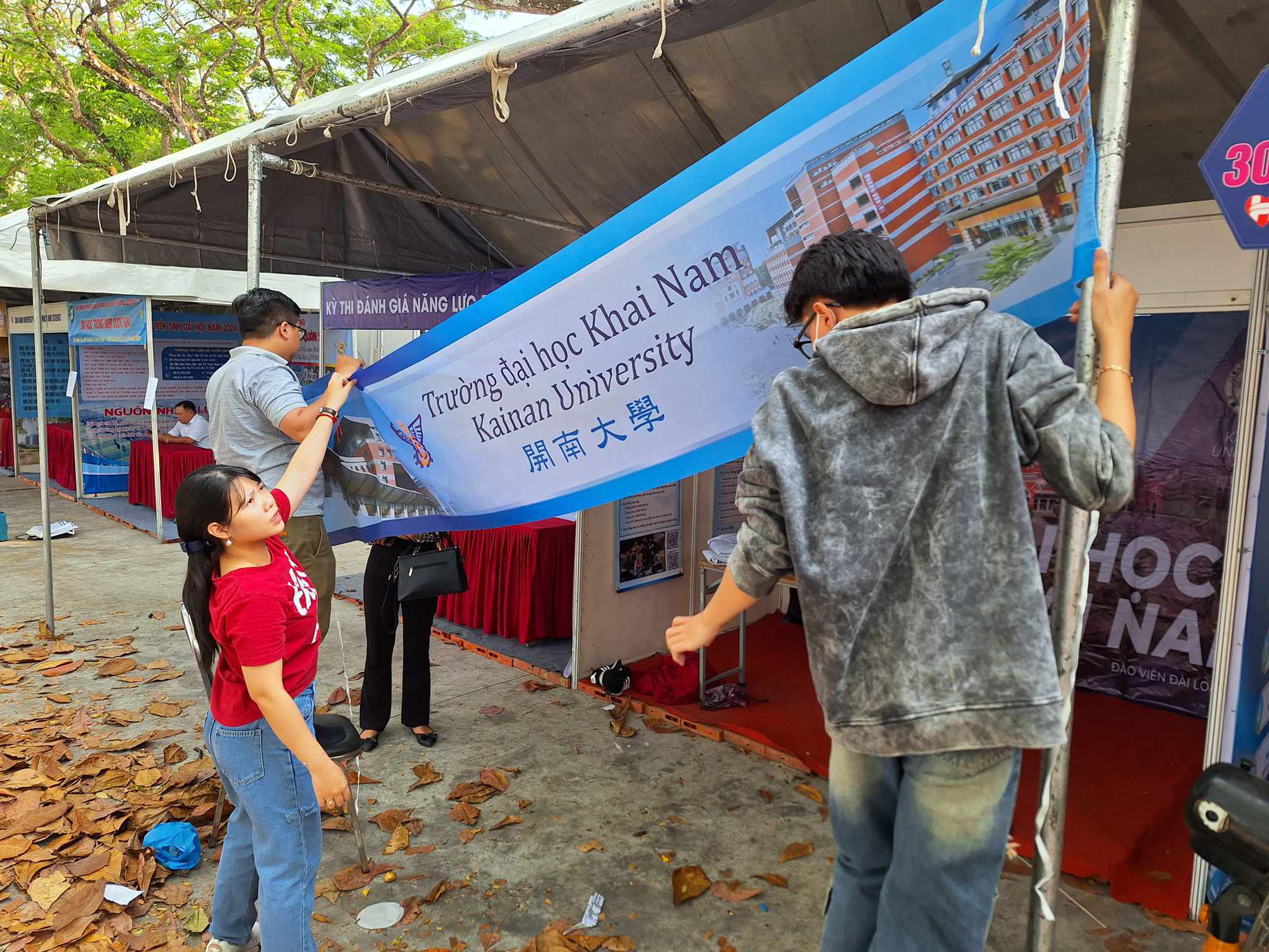Tất bật chuẩn bị gian tư vấn cho ngày hội Rộn ràng chờ đón học sinh đến Ngày hội tư vấn tuyển sinh ở Cần Thơ- Ảnh 3.
