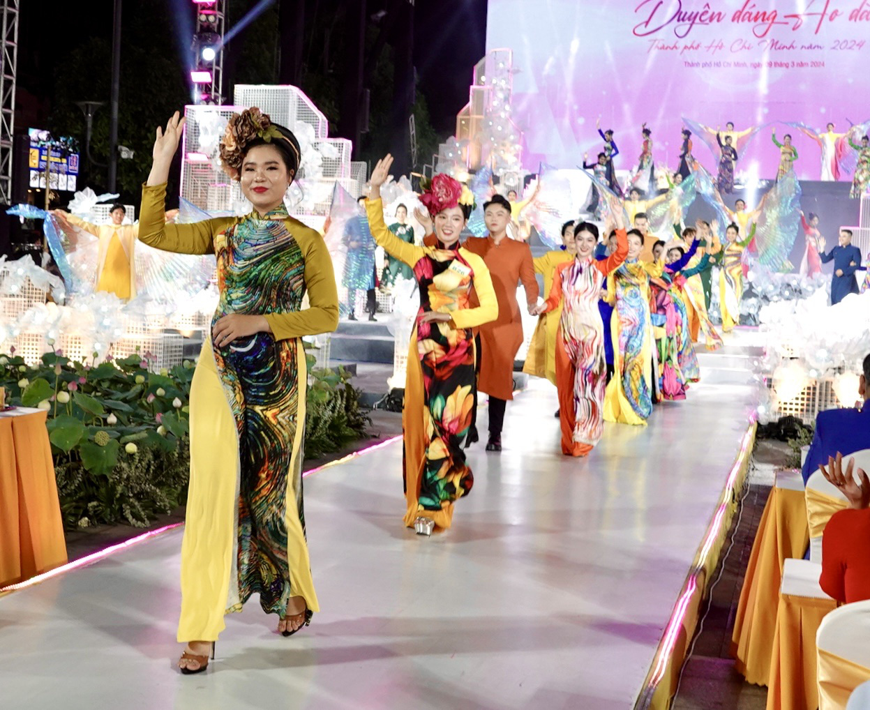 ពិធីប្រគល់រង្វាន់នៃកម្មវិធីប្រកួតប្រជែងមន្តស្នេហ៍ Ao Dai ទីក្រុងហូជីមិញ ឆ្នាំ២០២៤ - រូបថត ៧. Trao giải cuộc thi Duyên dáng áo dài TP.HCM 2024- Ảnh 7.