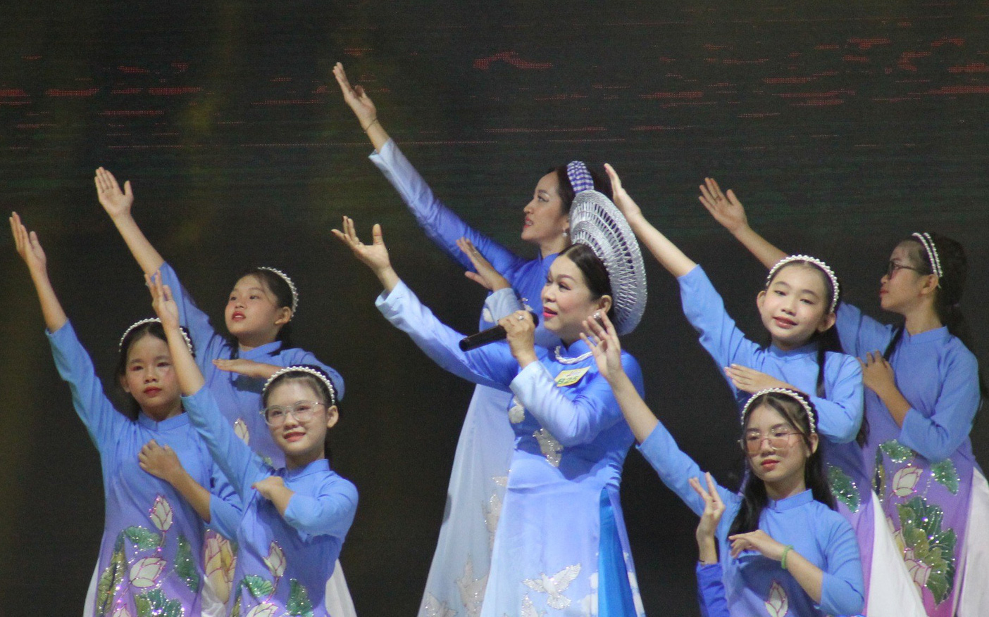 Nếu yêu áo dài, hãy chọn áo dài trong cả cuộc sống hằng ngày- Ảnh 4. Trao giải cuộc thi Duyên dáng áo dài TP.HCM 2024