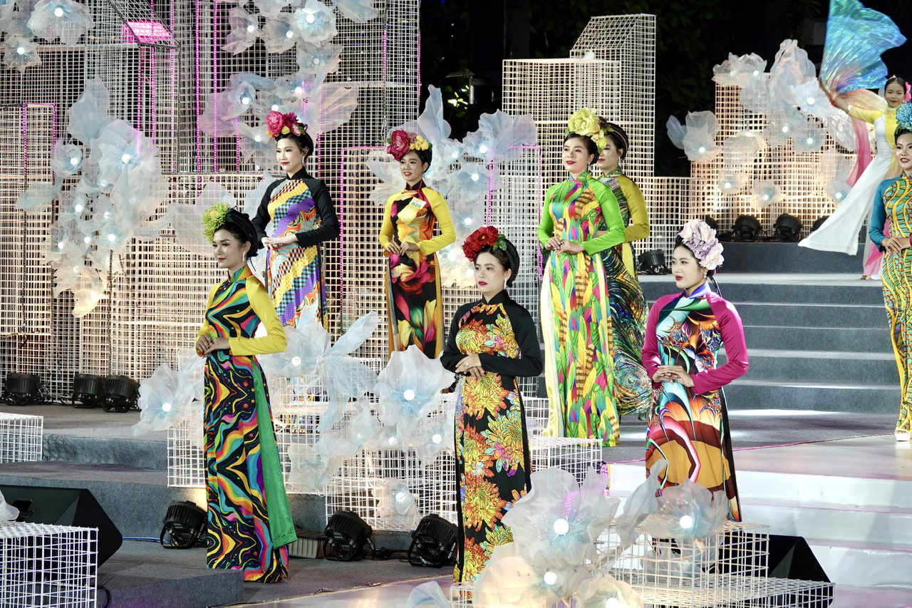 ពិធីប្រគល់រង្វាន់នៃកម្មវិធីប្រកួតប្រជែងមន្តស្នេហ៍ Ao Dai ទីក្រុងហូជីមិញ ឆ្នាំ២០២៤ - រូបថត ៥. Trao giải cuộc thi Duyên dáng áo dài TP.HCM 2024- Ảnh 5.