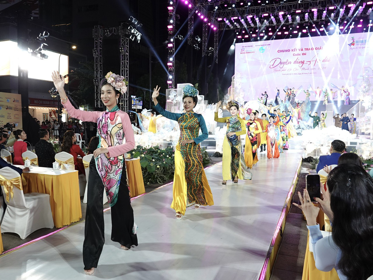 ពិធីប្រគល់រង្វាន់នៃកម្មវិធីប្រកួតប្រជែងមន្តស្នេហ៍ Ao Dai ទីក្រុងហូជីមិញ ឆ្នាំ២០២៤ - រូបថត ៦. Trao giải cuộc thi Duyên dáng áo dài TP.HCM 2024- Ảnh 6.