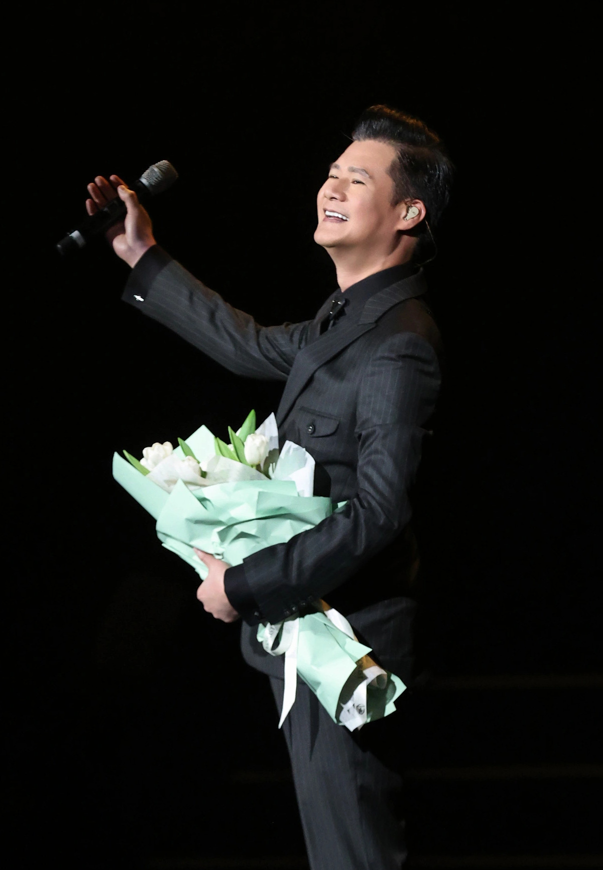 Quang Dung មិនពូកែនិយាយដូច Hong Nhung ទេ ប៉ុន្តែទស្សនិកជនដែលស្រលាញ់គាត់មិនខ្វល់ពីរឿងនោះទេ - Photo: BTC Quang Dũng không giỏi ăn nói như Hồng Nhung nhưng những khán giả yêu anh chẳng bận tâm về điều đó - Ảnh: BTC