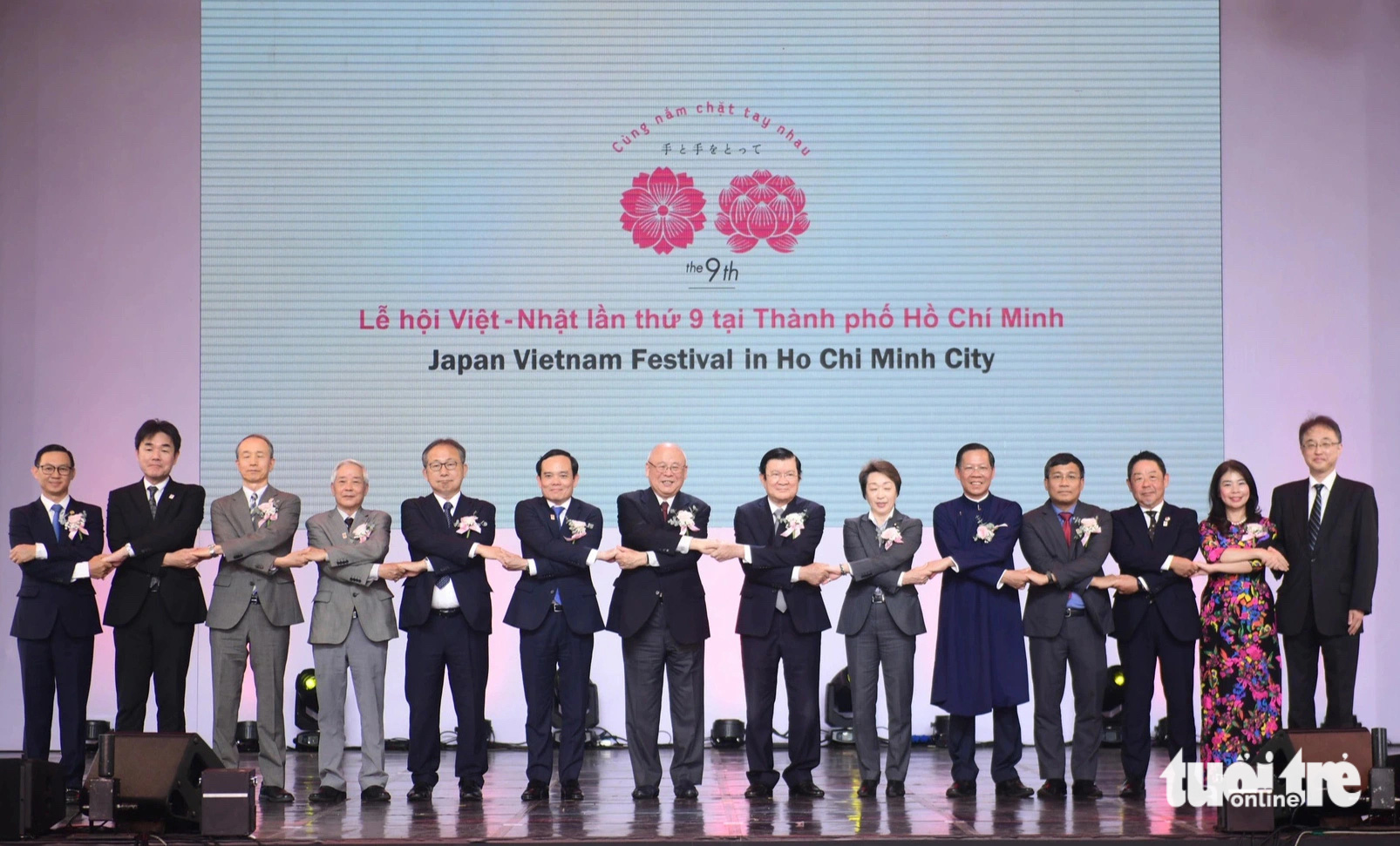 Các đại biểu tham dự khai mạc Lễ hội Việt Nhật cùng nắm tay thắt chặt tình hữu nghị - Ảnh: QUANG ĐỊNH Các đại biểu tham dự khai mạc Lễ hội Việt - Nhật cùng nắm tay thắt chặt tình hữu nghị - Ảnh: QUANG ĐỊNH