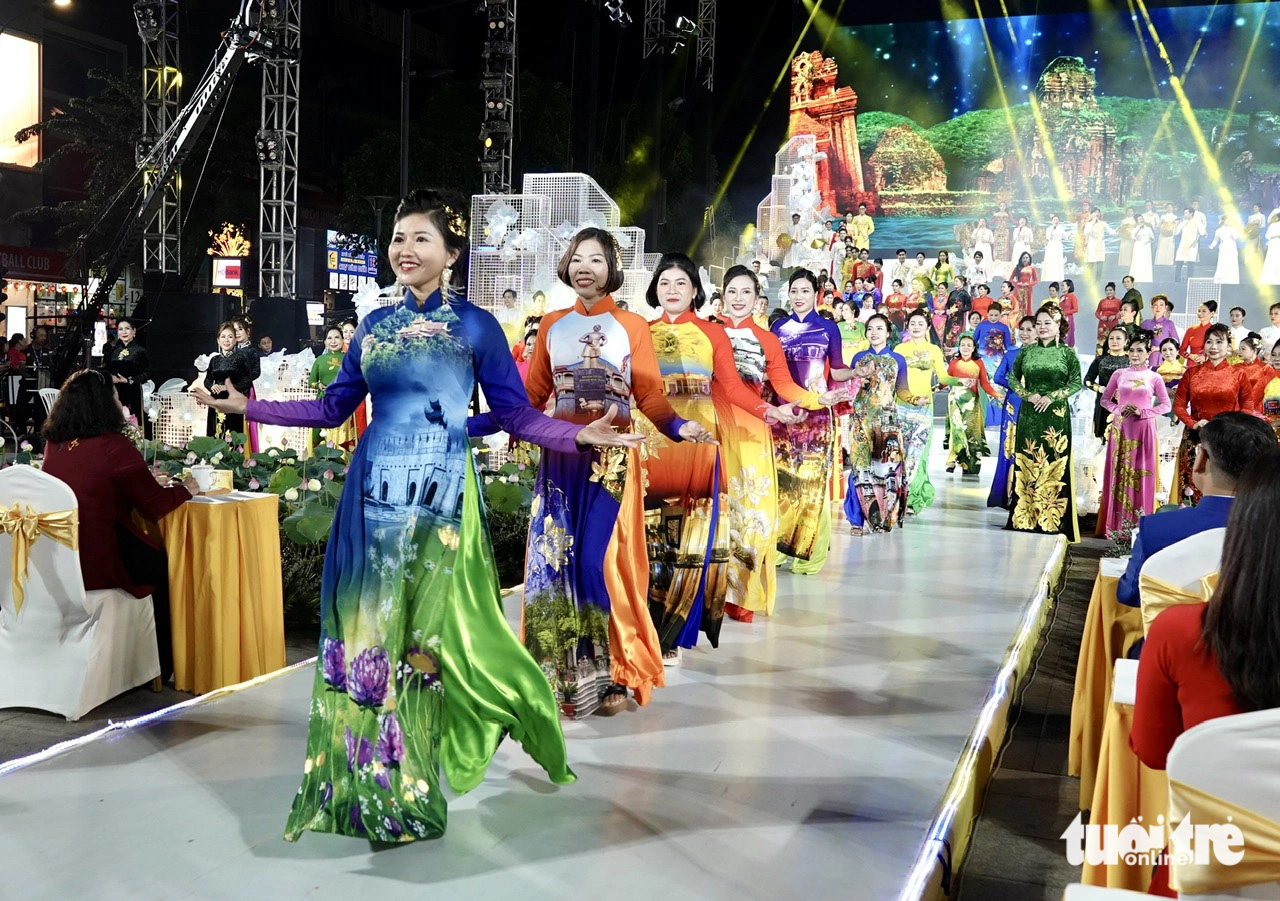 ការចូលរួមប្រកួតរបស់ក្លឹប Thu Duc Ao Dai - រូបថត៖ T.T.D. Phần dự thi của Câu lạc bộ Áo dài Thủ Đức - Ảnh: T.T.D.