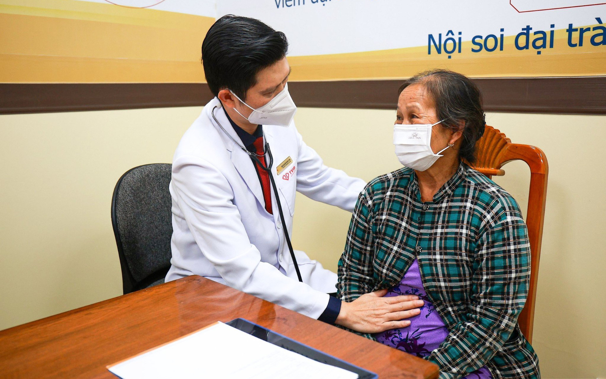 Người đàn ông bị mảnh vỡ kính cận găm vào mũi hơn một tháng không hay biết- Ảnh 2. Lấy hàm răng giả ra khỏi thực quản của cụ bà 68 tuổi